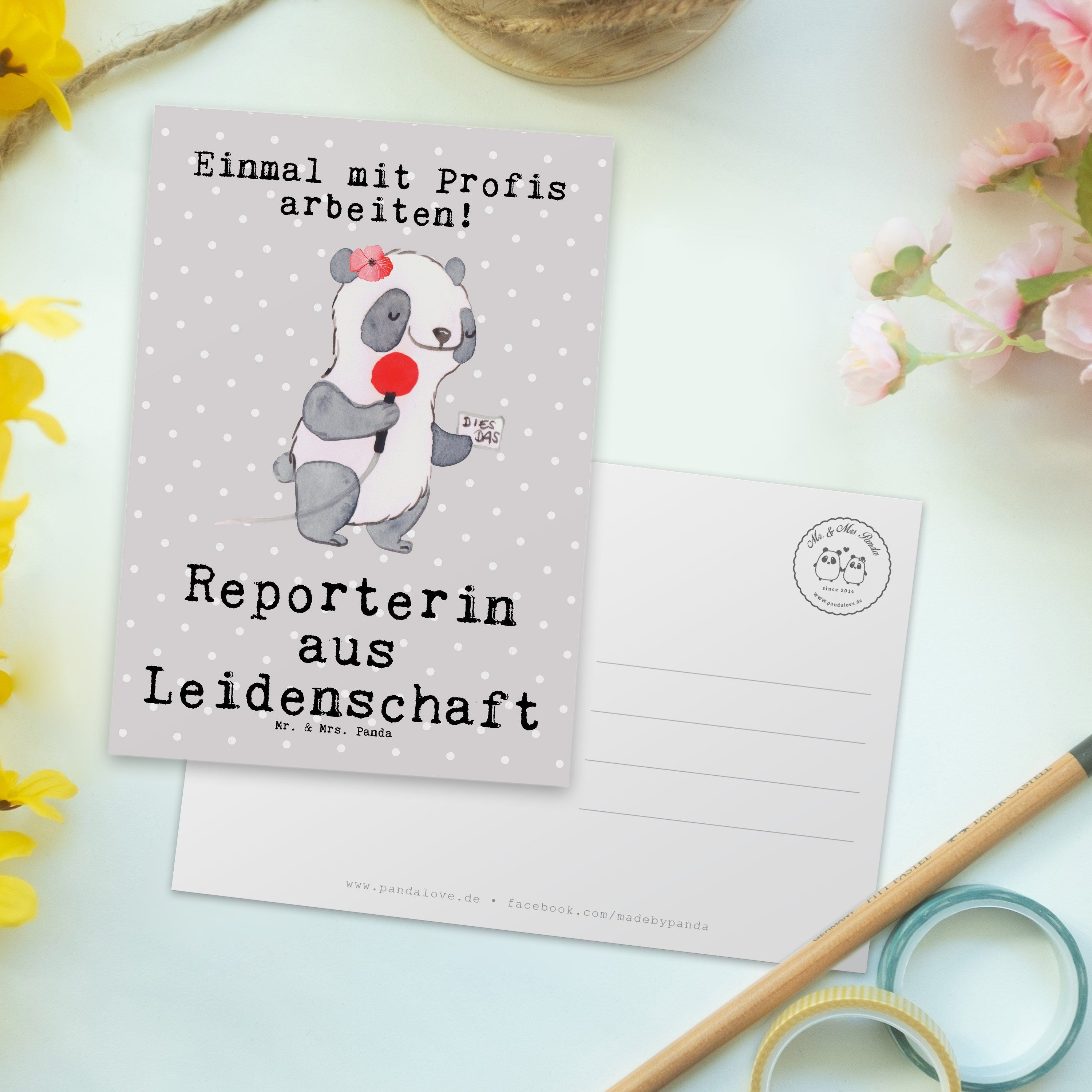 Reporterin Pastell & Panda - Einladung, Geschenk, Mrs. Ein Postkarte aus Grau - Mr. Leidenschaft