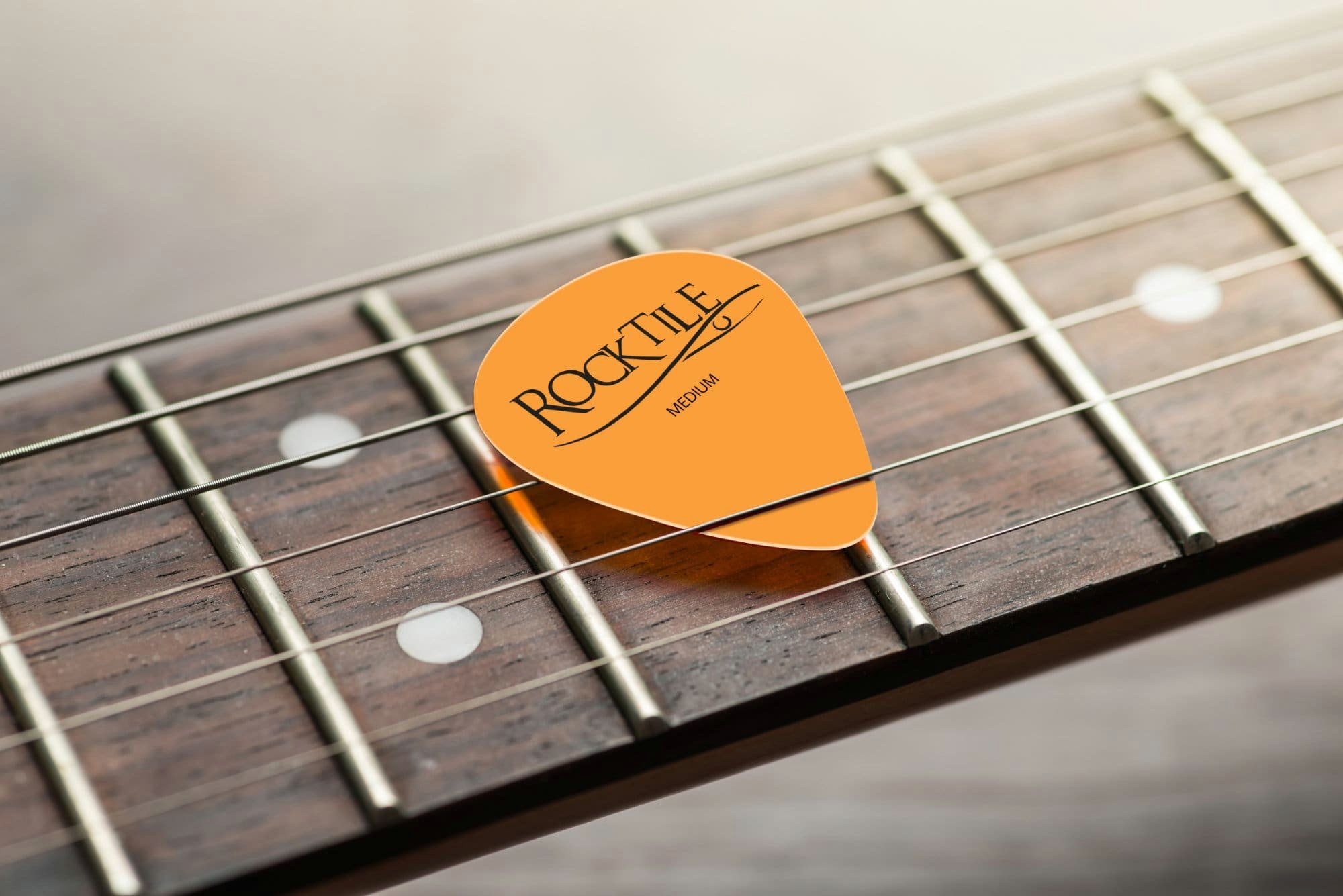 Rocktile Plektrum Plektren - Tortoise Design Guitar Pick, Stärke "Medium" (0,7 mm), 12 Stück im Set