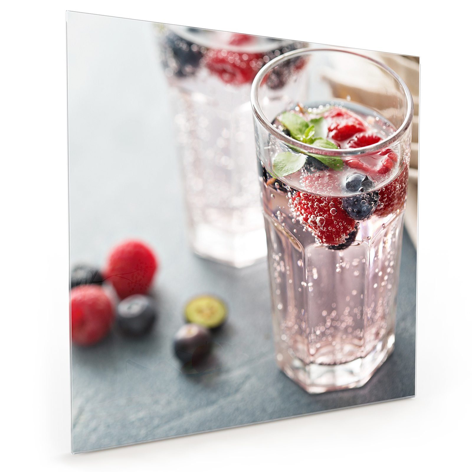 Primedeco Küchenrückwand Küchenrückwand Spritzschutz Glas mit Motiv Wasser mit Beeren im Glas