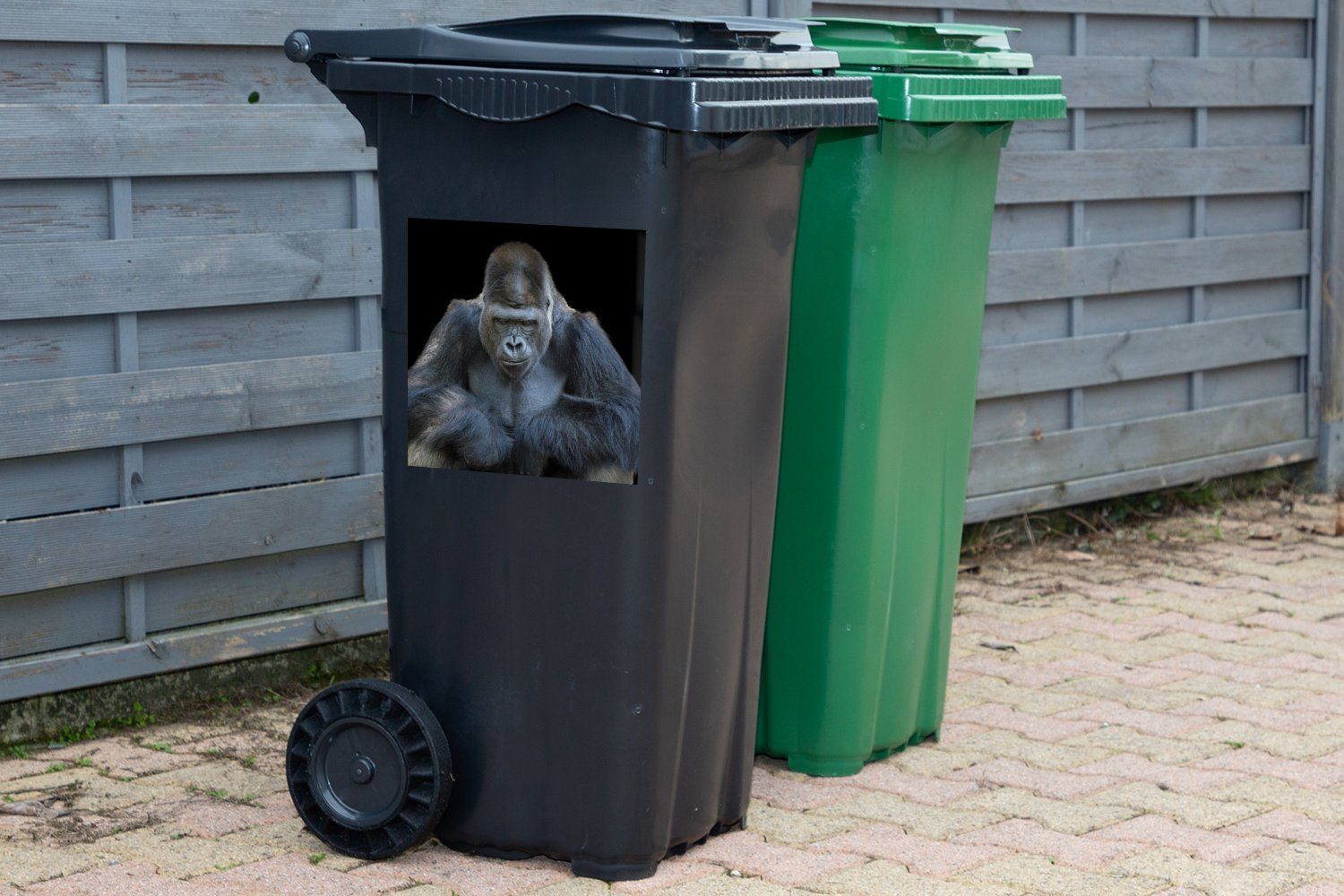 Mülltonne, St), Abfalbehälter Container, Ein in eindrucksvoll schaut Gorilla Sticker, Kamera MuchoWow (1 Mülleimer-aufkleber, die Wandsticker