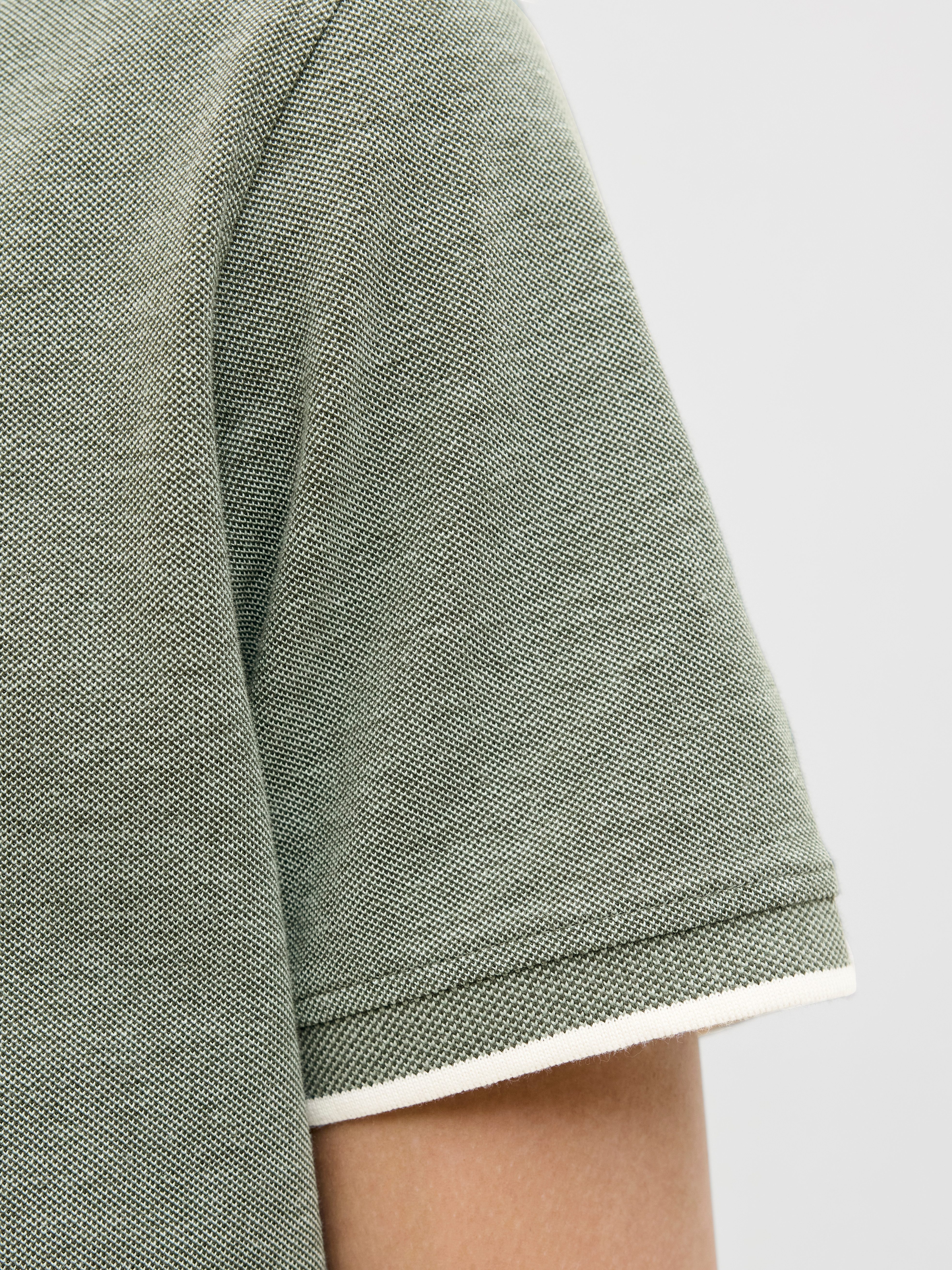Jack & Jones Poloshirt JJEPAULOS Poloshirt mit klassischem Kragen und figurbetonter Form Logostickerei, modisch, schmal, Baumwolle, Polokragen