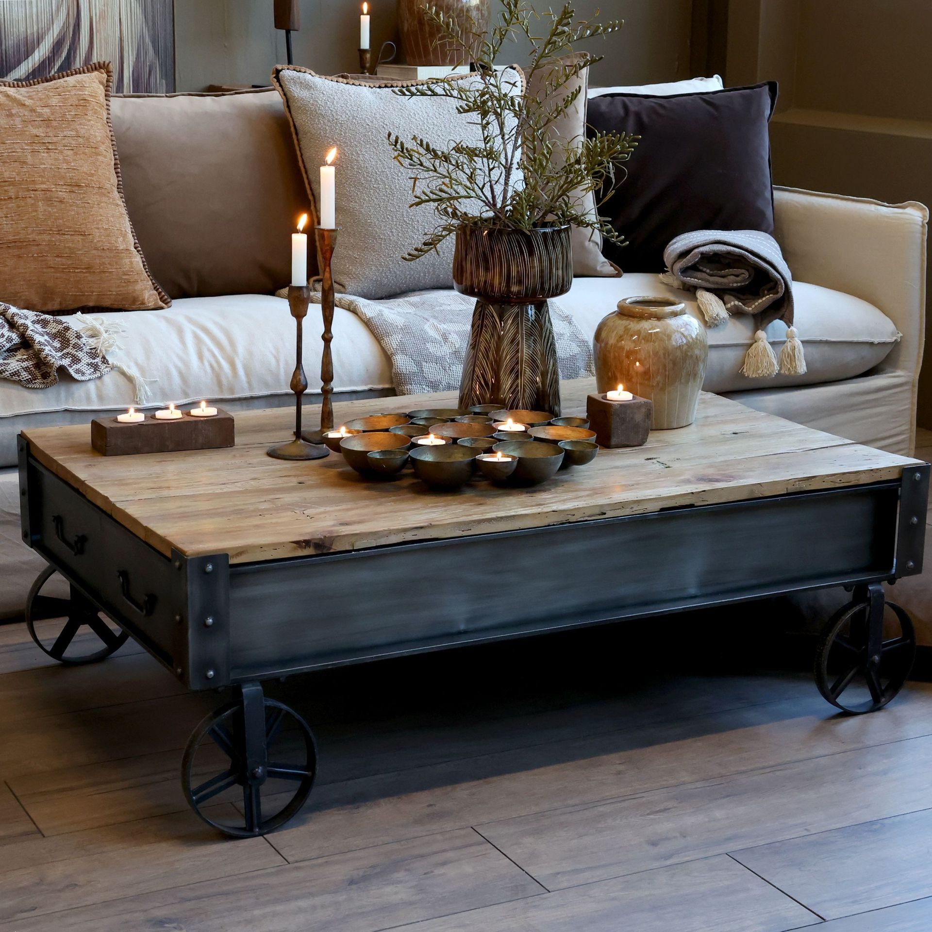 Chic Antique Couchtisch Industrial Factory Metall Holz auf Rädern