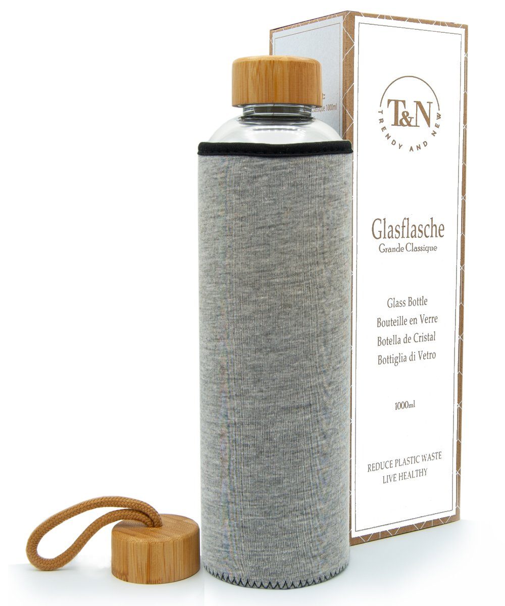 TRENDY AND NEW Trinkflasche T&N Glasflasche Grande Classique 1 Liter, Trinkflasche Glas 1l für Kohlensäure geeignet, Wasserflasche auslaufsicher mit 2x Edelstahl Deckel (mit und ohne Trageriemen) und Neoprenhülle, Glastrinkflasche aus dickerem Borosilikatglas, Schlankes Design Bambus Sportlich Grau