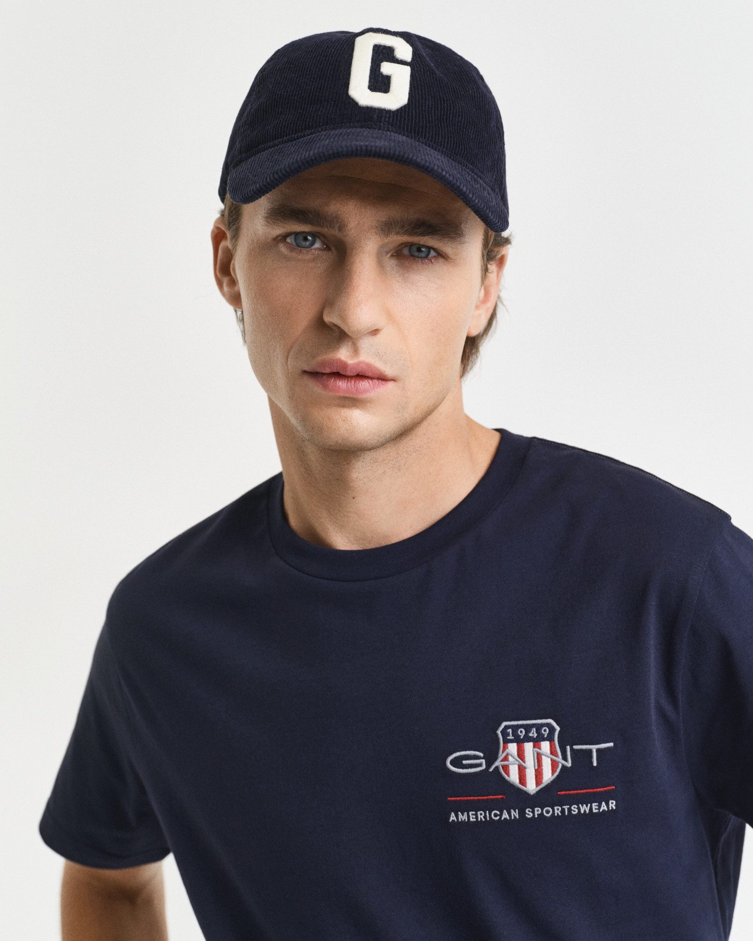 Gant T-Shirt REG ARCHIVE SHIELD EMB SS T-SHIRT von dem Archiv aus den 1980er-Jahren inspiriert