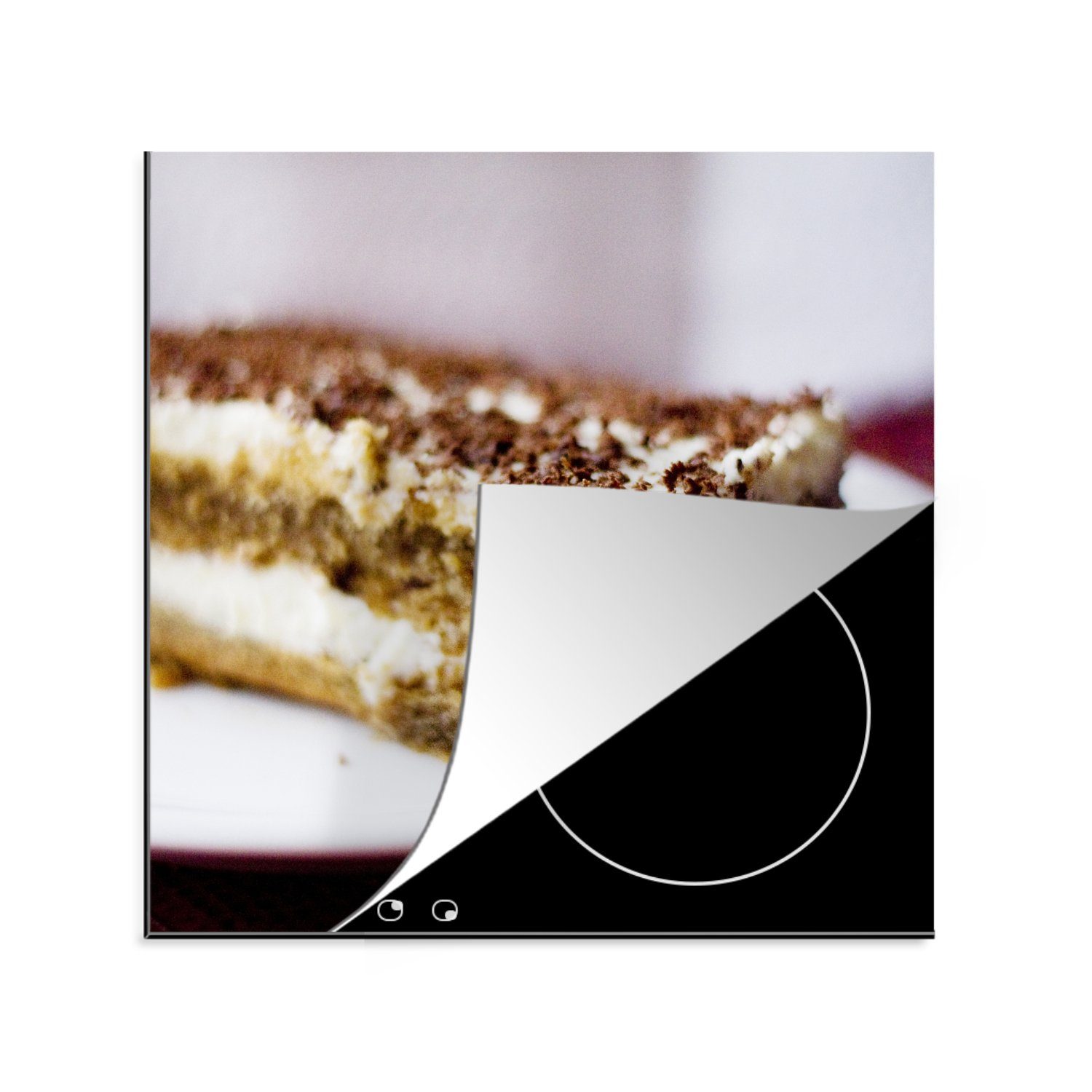 MuchoWow Herdblende-/Abdeckplatte Nahaufnahme eines Stücks Tiramisu-Kuchen, das auf einem Teller liegt, Vinyl, (1 tlg), 78x78 cm, Ceranfeldabdeckung, Arbeitsplatte für küche | Herdabdeckplatten
