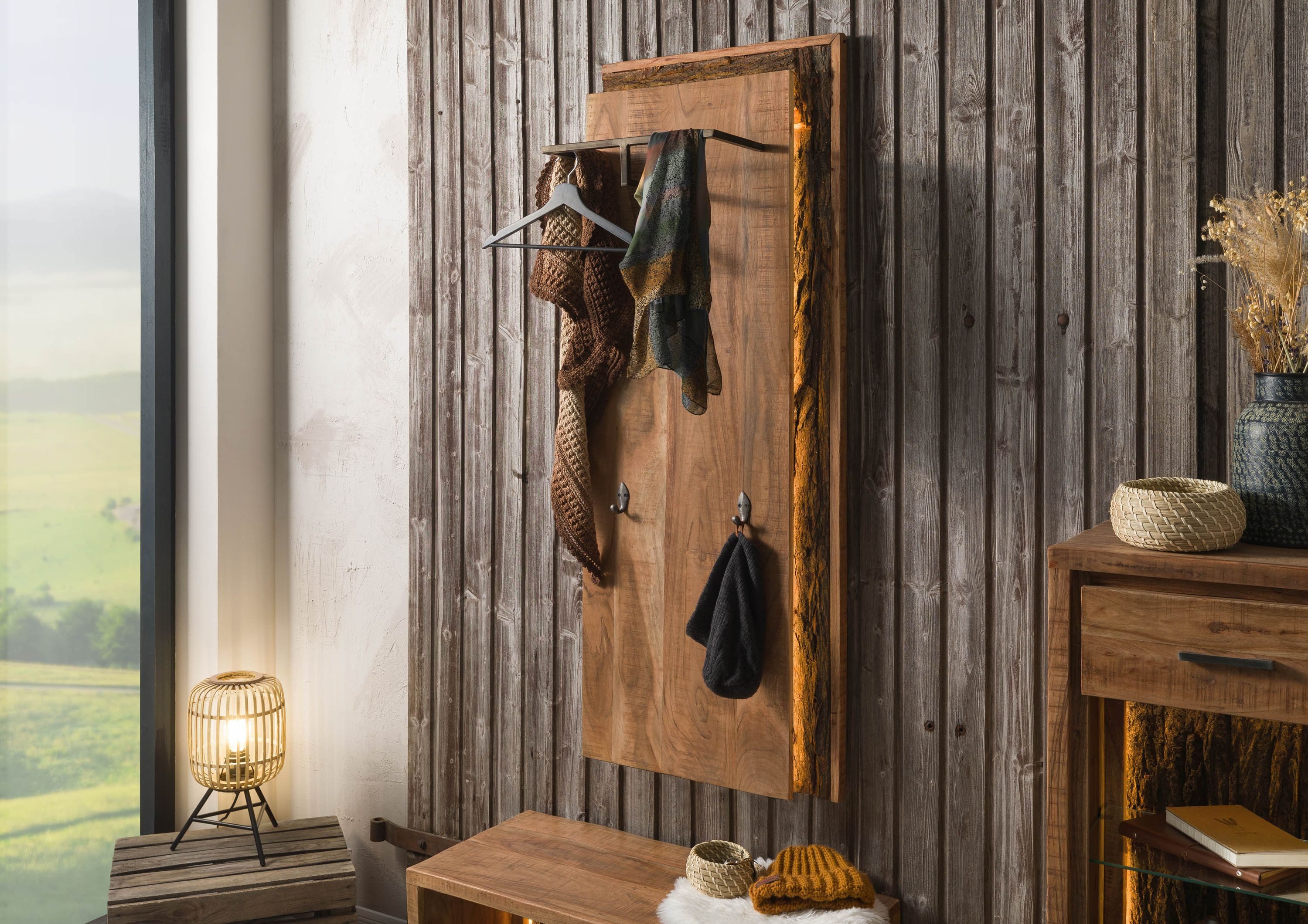 Massivmoebel24 Wandgarderobe (Akazie 56x27x150 natur lackiert BARK #120) günstig online kaufen