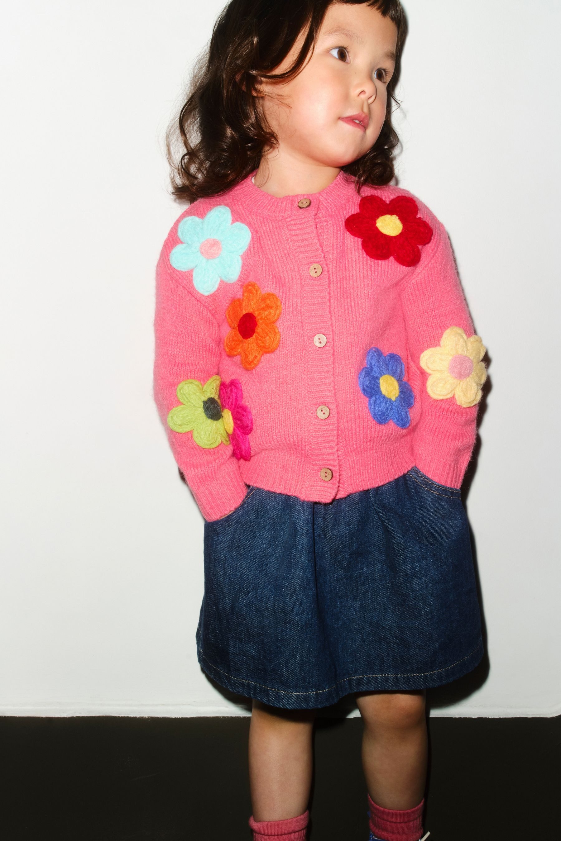 Next Strickjacke Strickjacke mit plastischem Blumenmotiv (1-tlg)