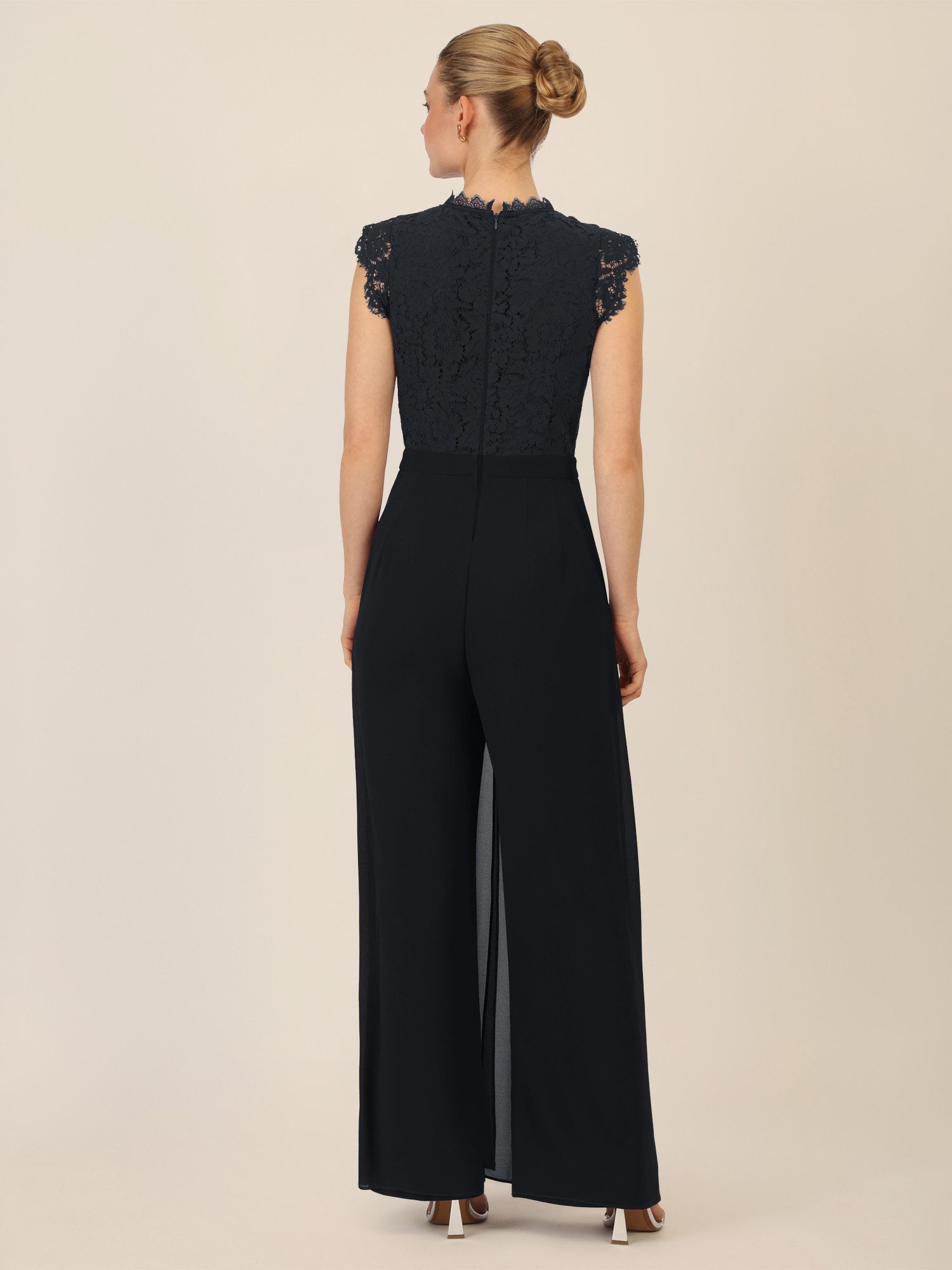 Apart Jumpsuit mit Spitzenoberteil und weitem Bein