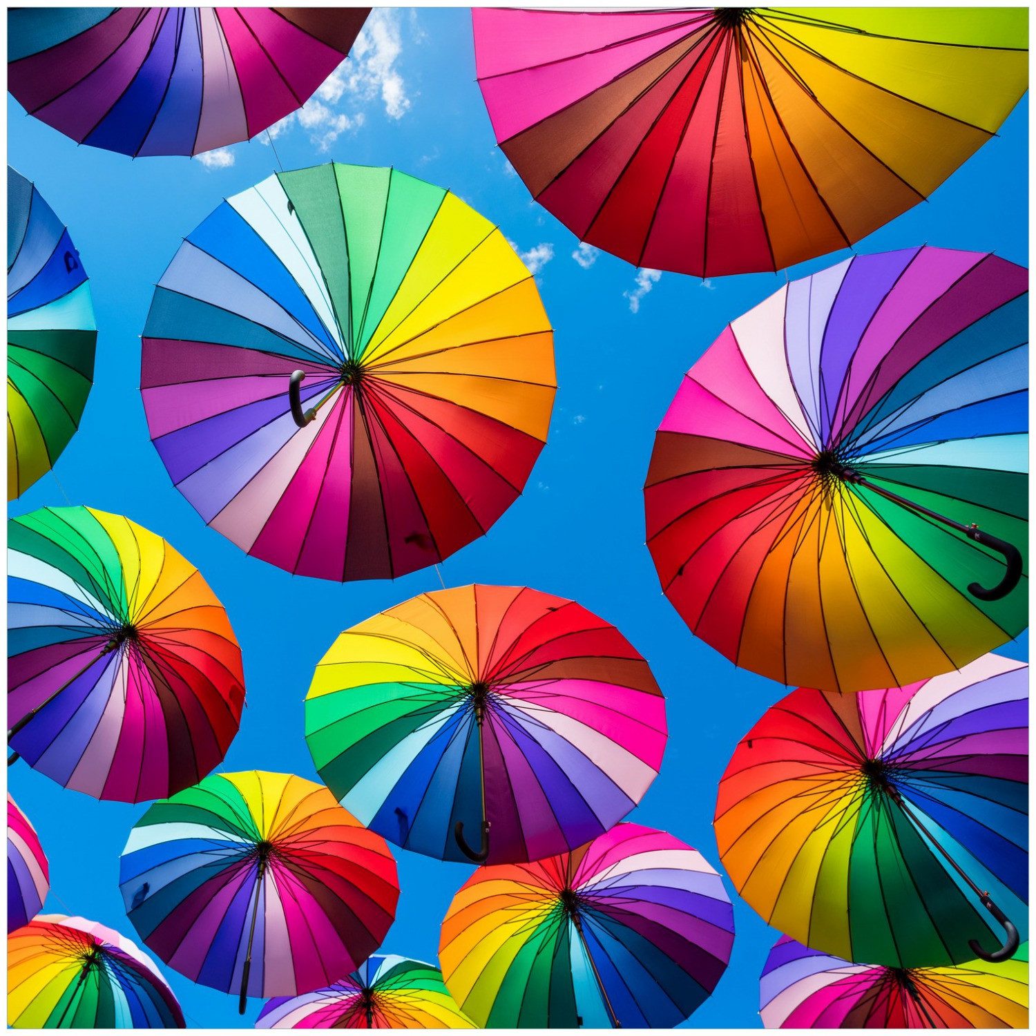 Wallario Tischplatte Bunte Regenschirme vor blauem Himmel (1 St), für Ikea Lack Tisch geeignet