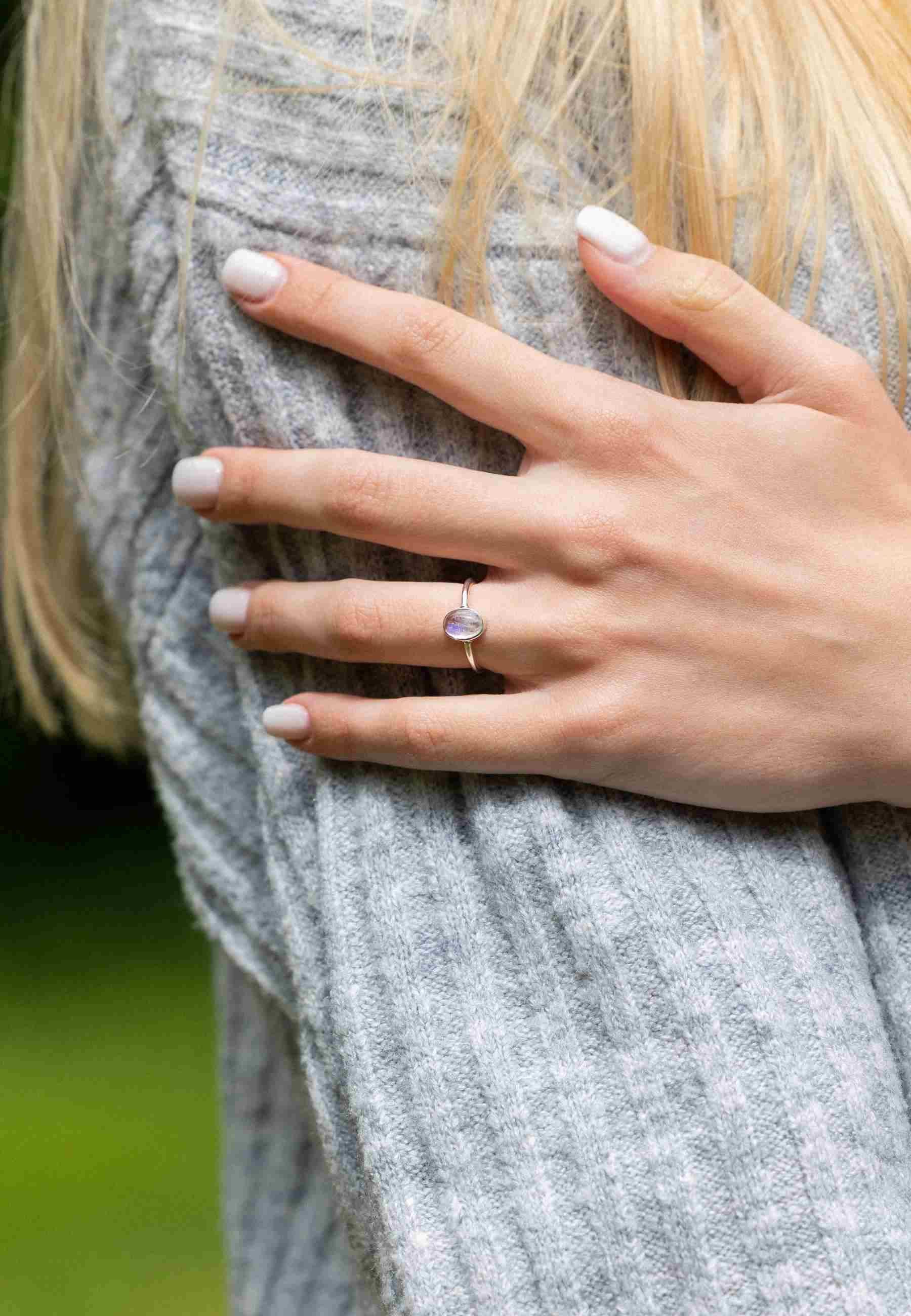 mantraroma Silberring SAMA oval aus 925 Silber mit Regenbogen Mondstein (Ri günstig online kaufen