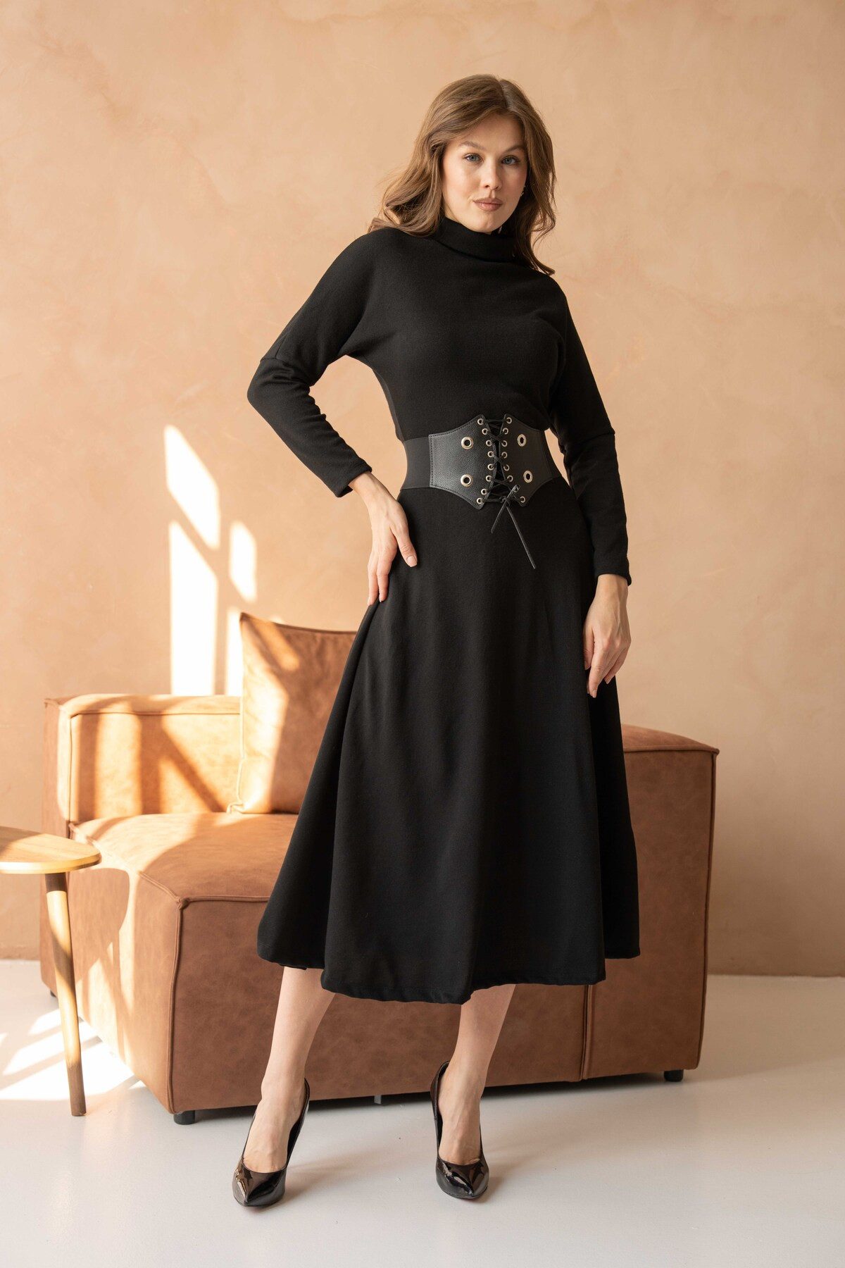 Midikleid Midikleid mit hohem Kragen, langen Ärmeln und Gürteldetails
