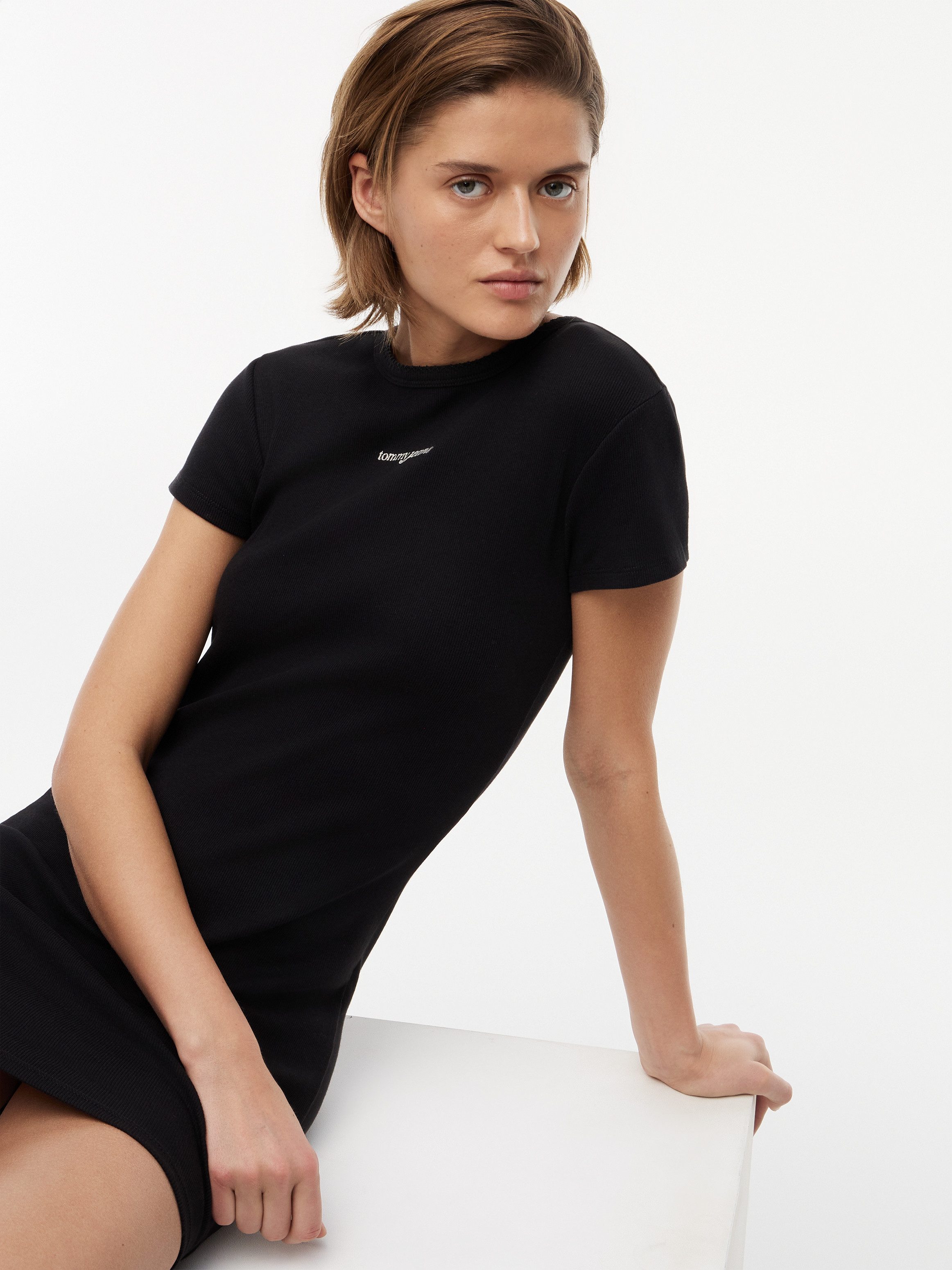 Tommy Jeans Minikleid TJW SCRIPT MINI RIB DRESS Baumwollmischung, figurbetont, in gerippter Struktur – Bild 4 von 4