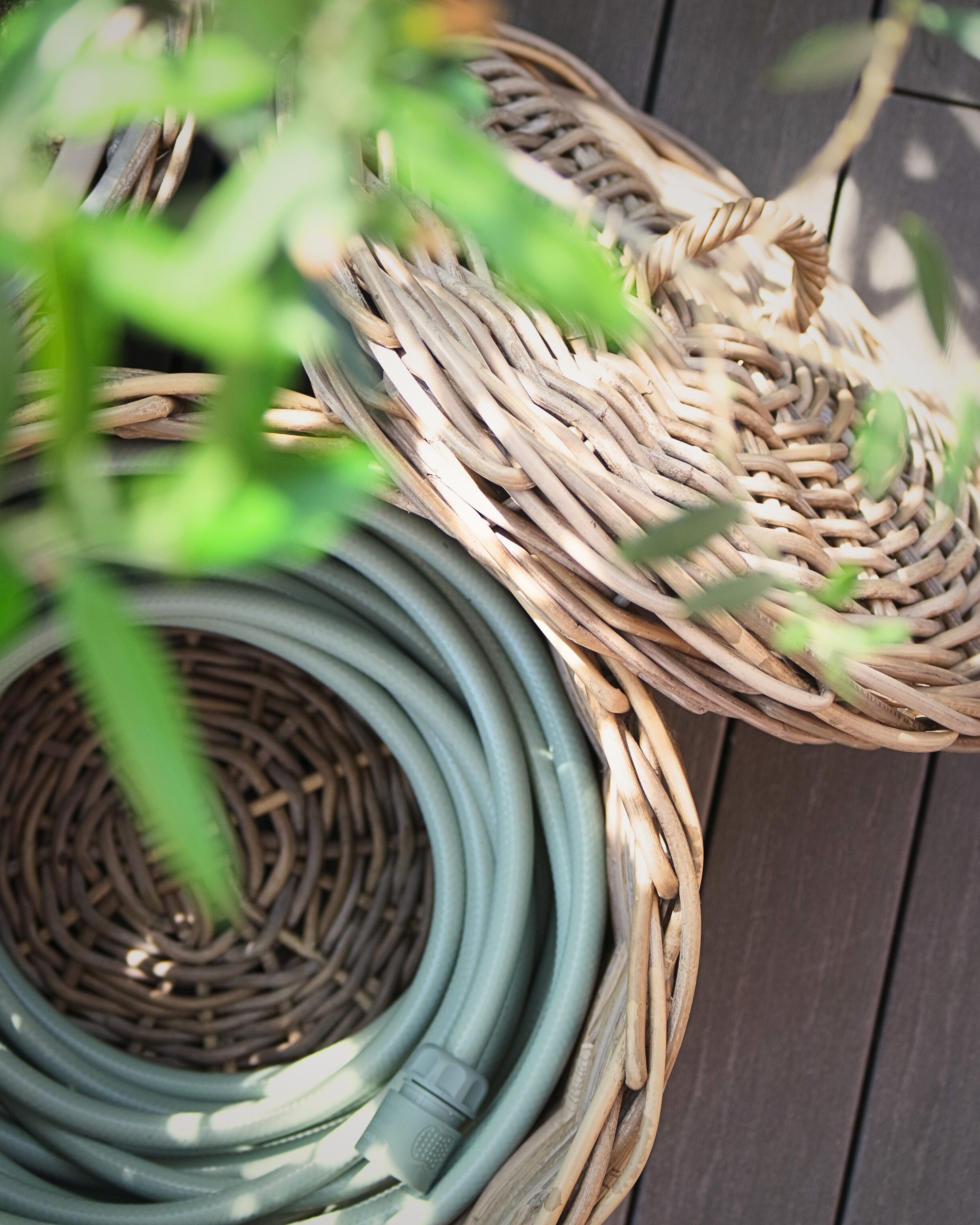 LIVLIG Schlauchhalterung Rattan-Schlauchtopf, optimal für bis zu 20 Meter Schlauch, (1x Rattan Schlauchaufbewahrung mit Deckel, handgeflochten, auch nutzbar als Pflanzenbehälter oder Stauraum)