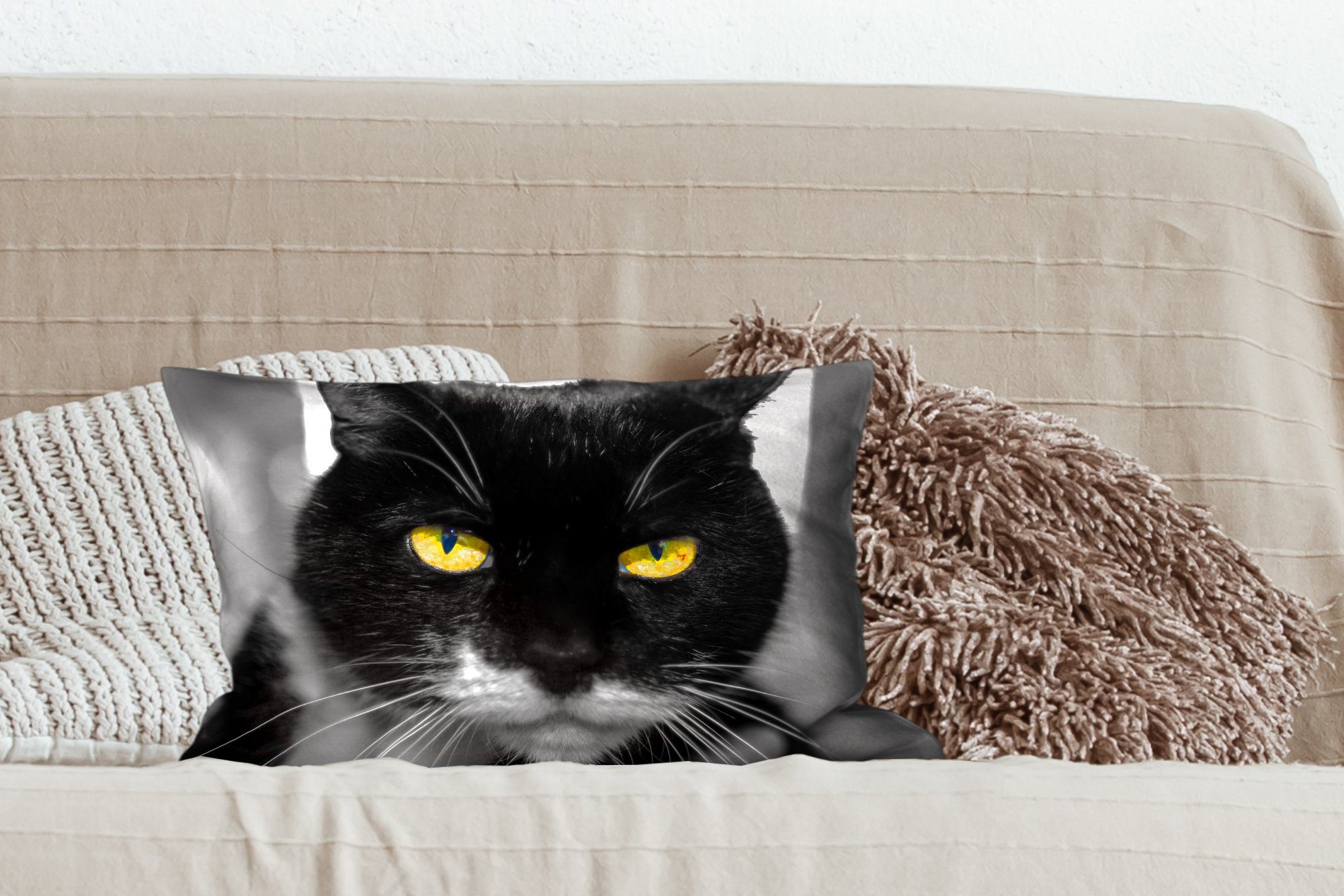 MuchoWow Dekokissen Füllung, Kopfes gelben Dekokissen Schwarz-Weiß-Foto einer schwarzen Wohzimmer Zierkissen, des Dekoration, Katze Schlafzimmer Augen, mit mit