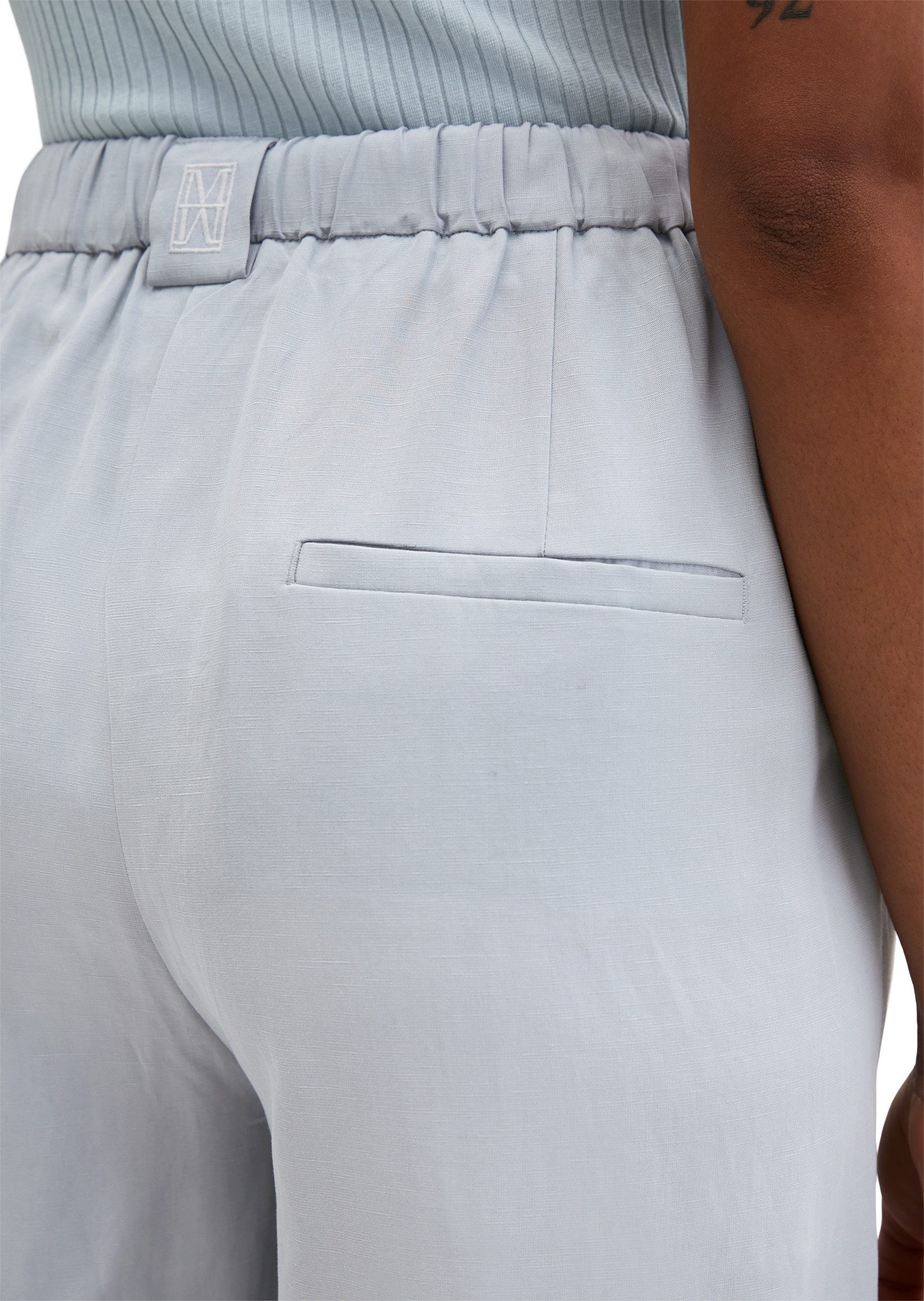 Marc O'Polo Dehnbund-Hose MARGO WIDE Model Margo wide aus Lyocell-Leinen-Mix, elastischer Bund – Bild 4 von 5