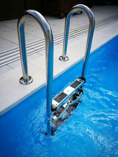 CARIBIC Poolleiter »Edelstahl Poolleiter CARIBIC Easy V2A EdelstahlChlor&Salzwasser Rutschhemmende Stufen mit Gratis Thermometer inklusive«