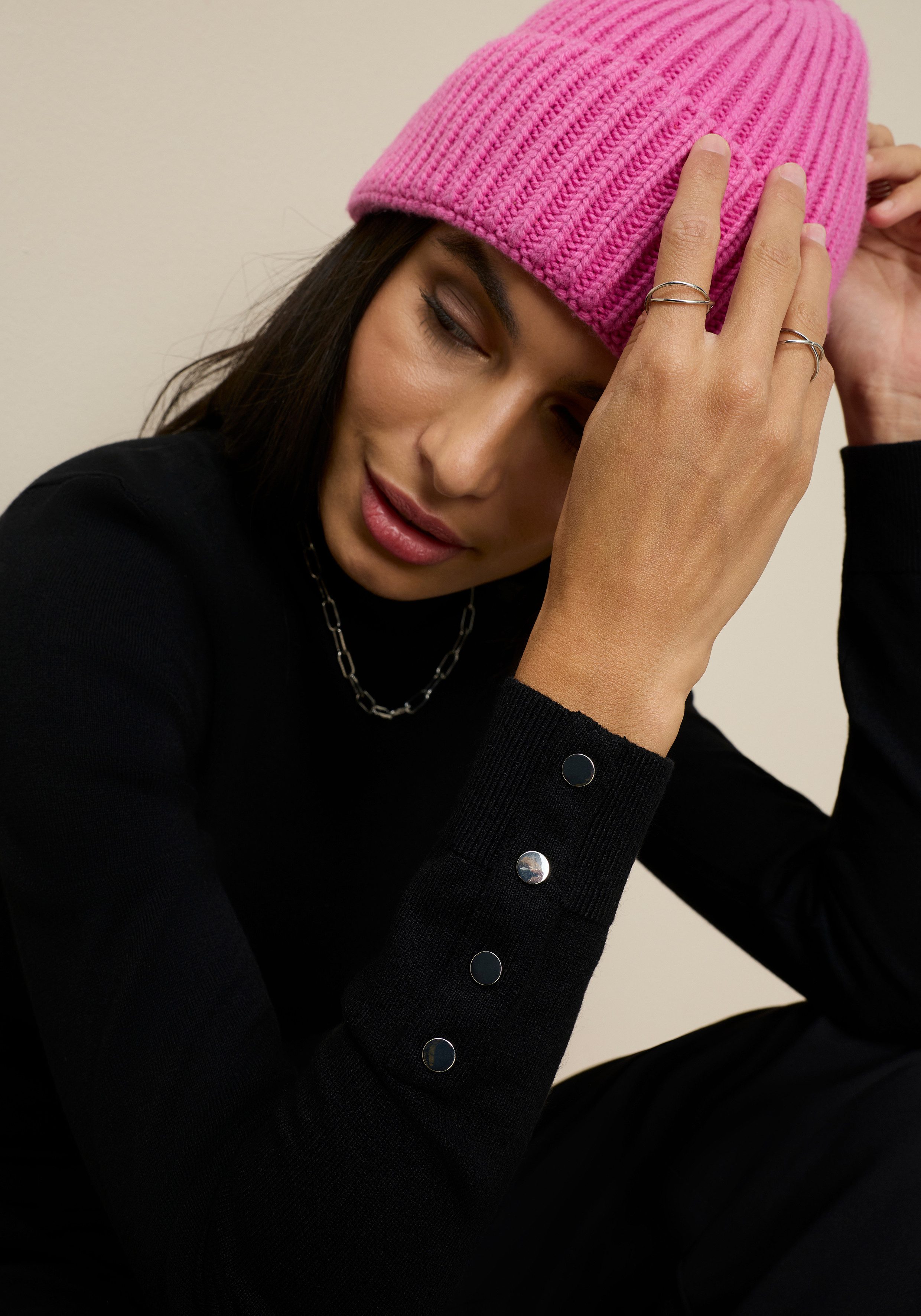 Tamaris Rollkragenpullover in enger Form mit Knopfdetails günstig online kaufen