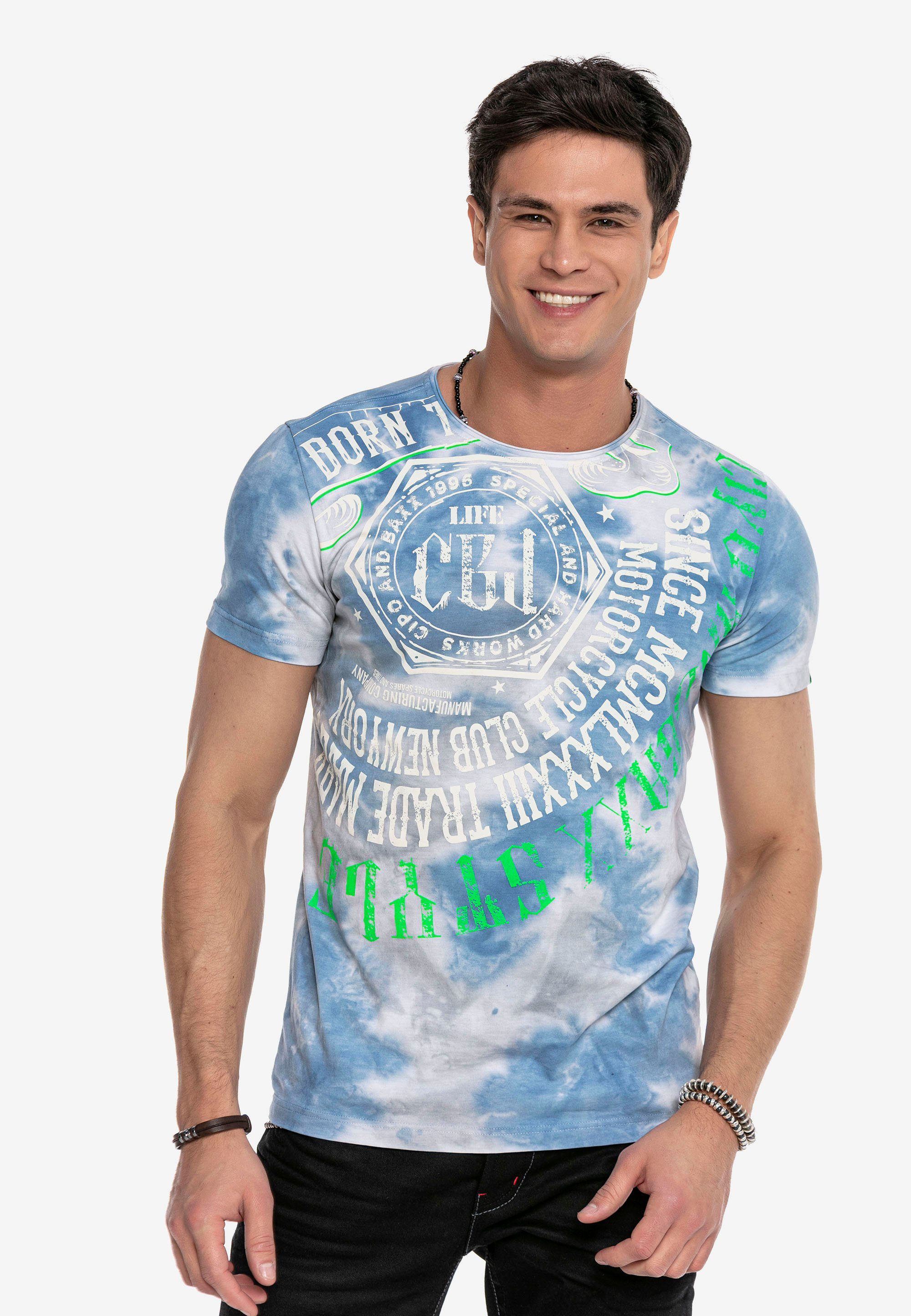 modischem Cipo & Baxx T-Shirt mit blau-weiß Batik-Muster
