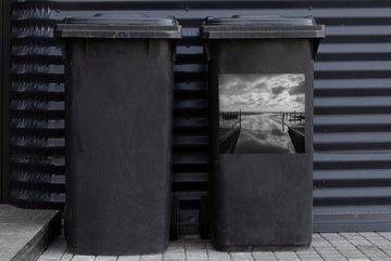 MuchoWow Wandsticker Wattenmeer - Schwarz - Weiß - Wolken (1 St), Mülleimer-aufkleber, Mülltonne, Sticker, Container, Abfalbehälter