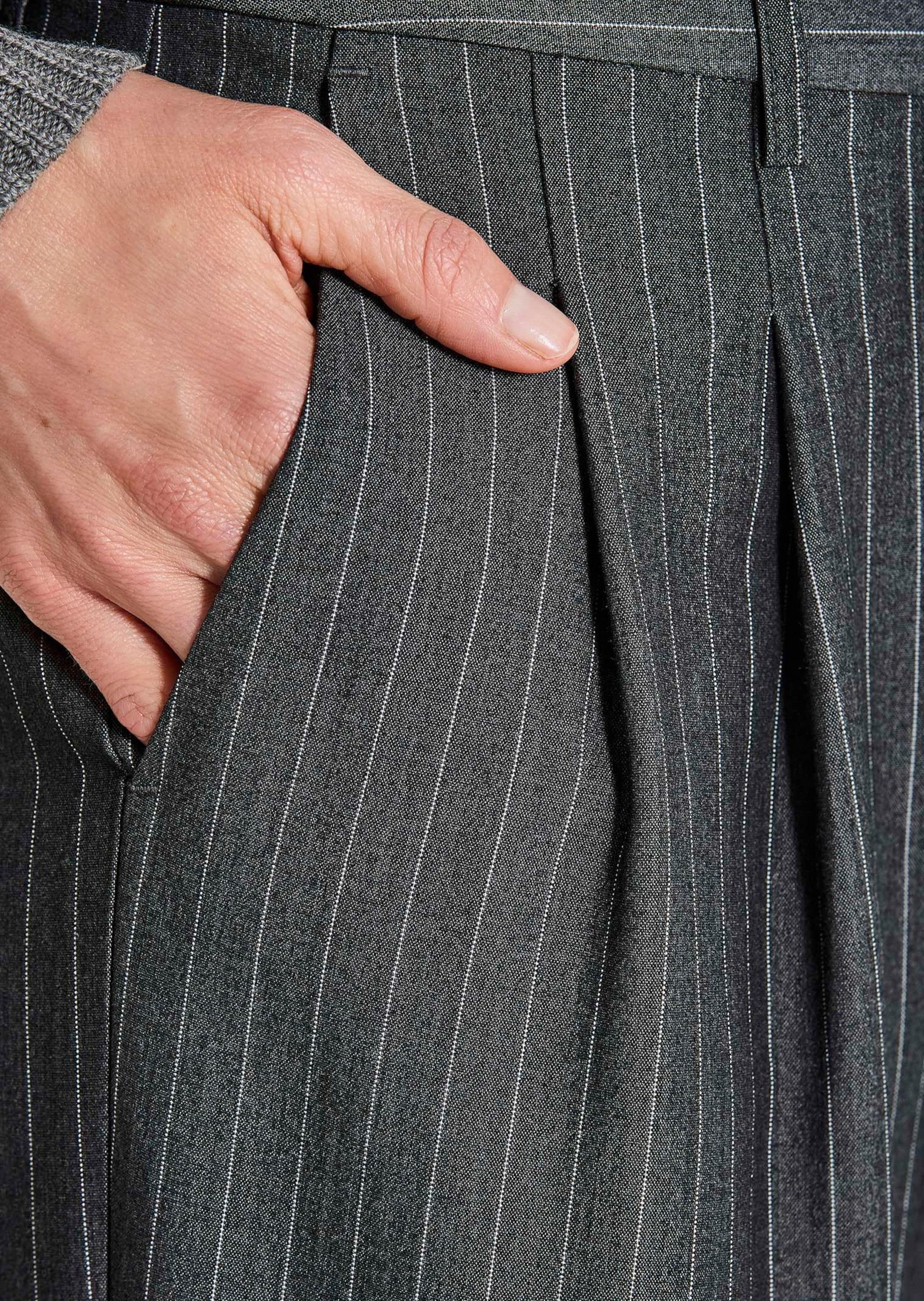 MADELEINE Stoffhose Kurzgröße: Nadelstreifenhose mit weitem Bein Businesshose mit stilvollen Bundfalten, bequemem Formbund und Taschen