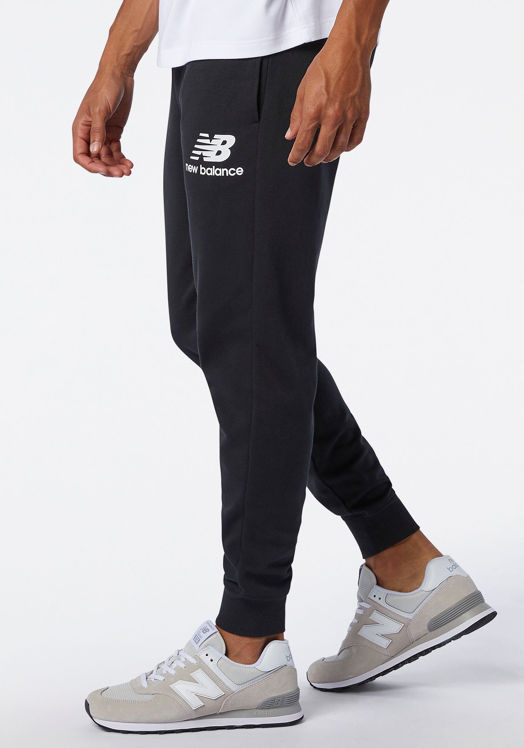 ESSENTIALS Balance New STACKED Jogginghose LOGO NB SWEATPANT schwarz