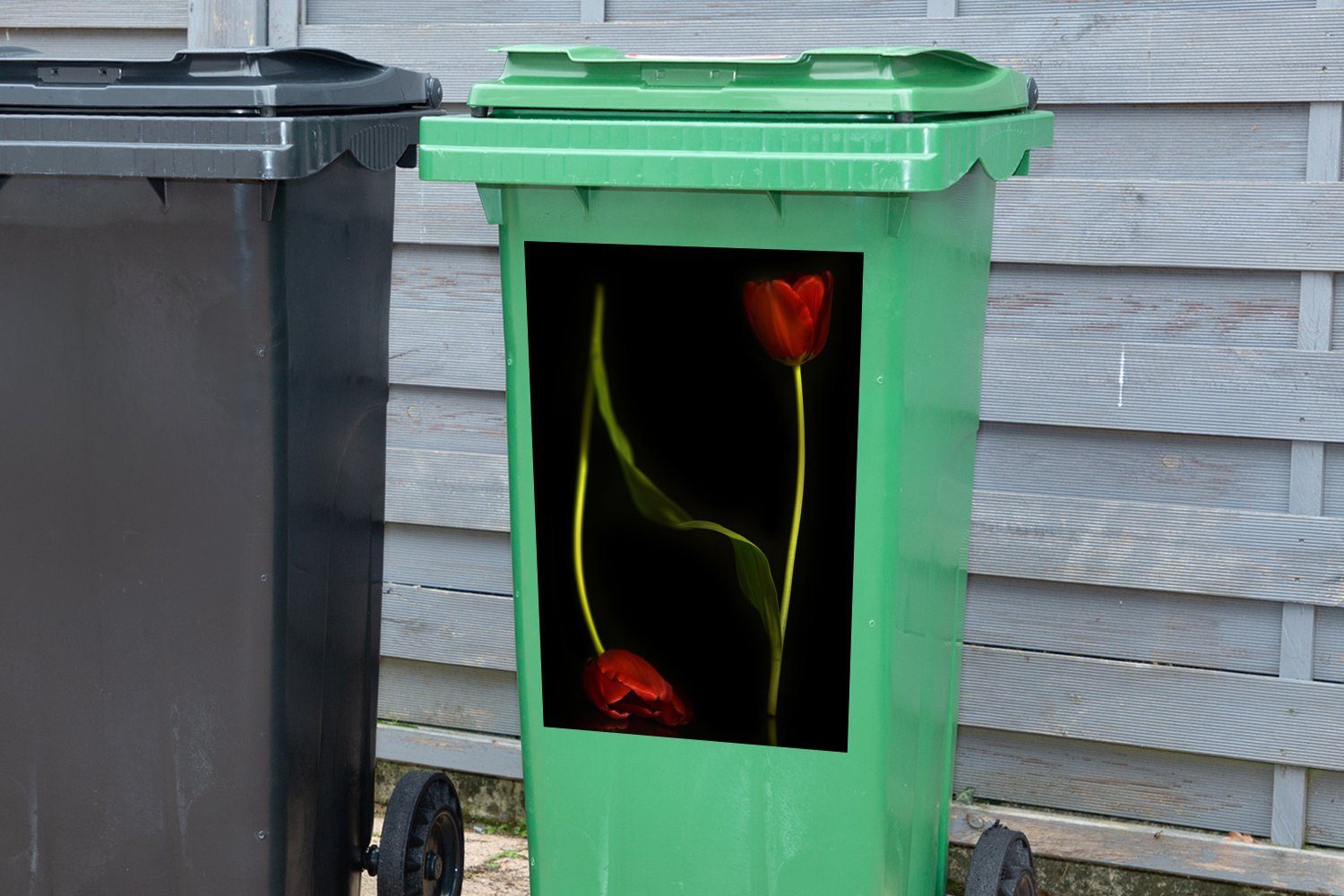 rote schwarzem Hintergrund Container, Wandsticker Sticker, auf MuchoWow St), Mülleimer-aufkleber, Mülltonne, Abfalbehälter Zwei Tulpen (1