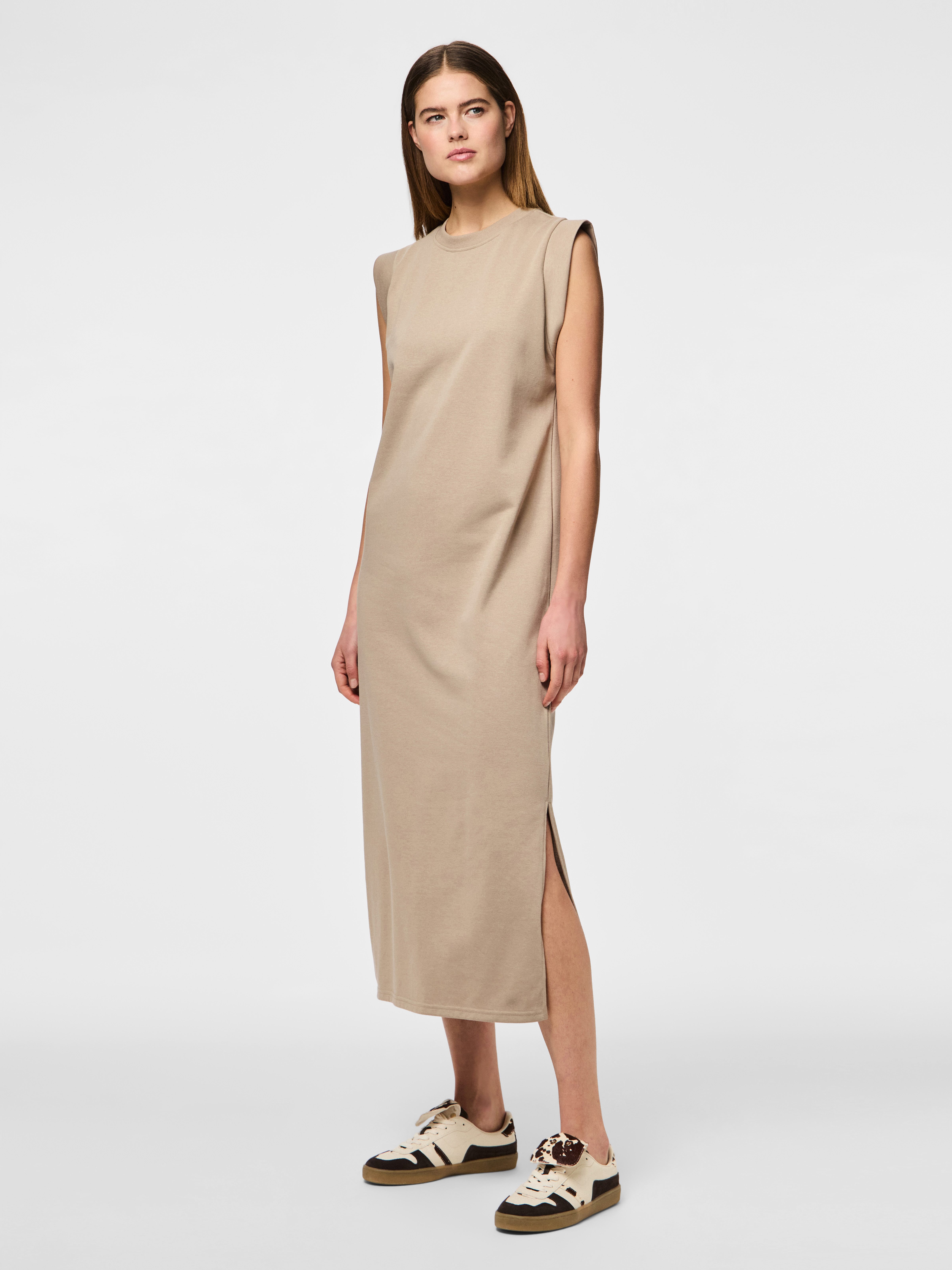 pieces Maxikleid PCCHILLI SUMMER SL ANK DRESS UB NOOS BC mit seitlichen Schlitzen