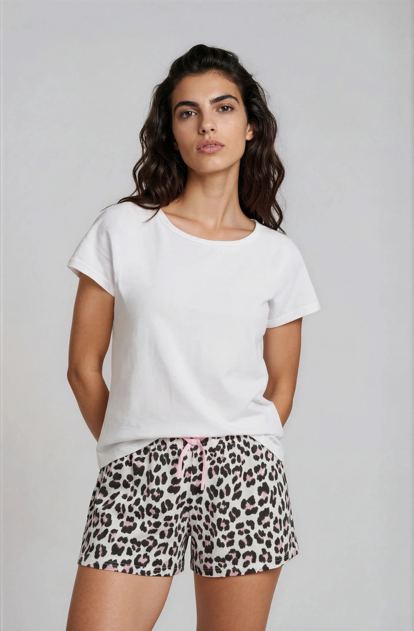 Mademoiselle Sommeil Shorty Schlafanzug mit weißem Shirt & Leo-Print Shorts (2 tlg., 1 Stück) aus besonders weicher Baumwolle