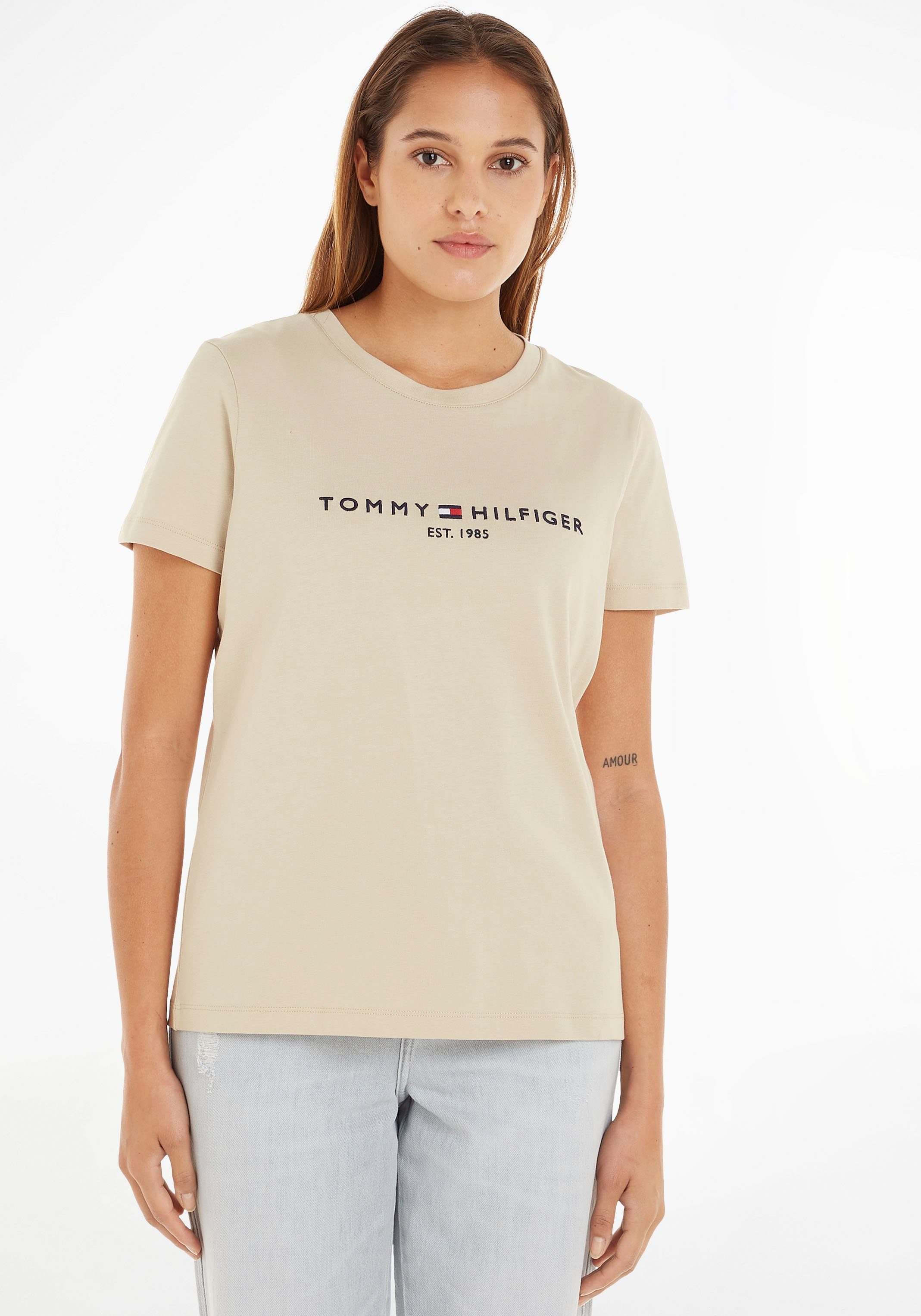 mit Light Tommy TEE Tommy C-NK Rundhalsshirt HILFIGER Logoschriftzug großem Hilfiger REGULAR Sandalwood Hilfiger SS