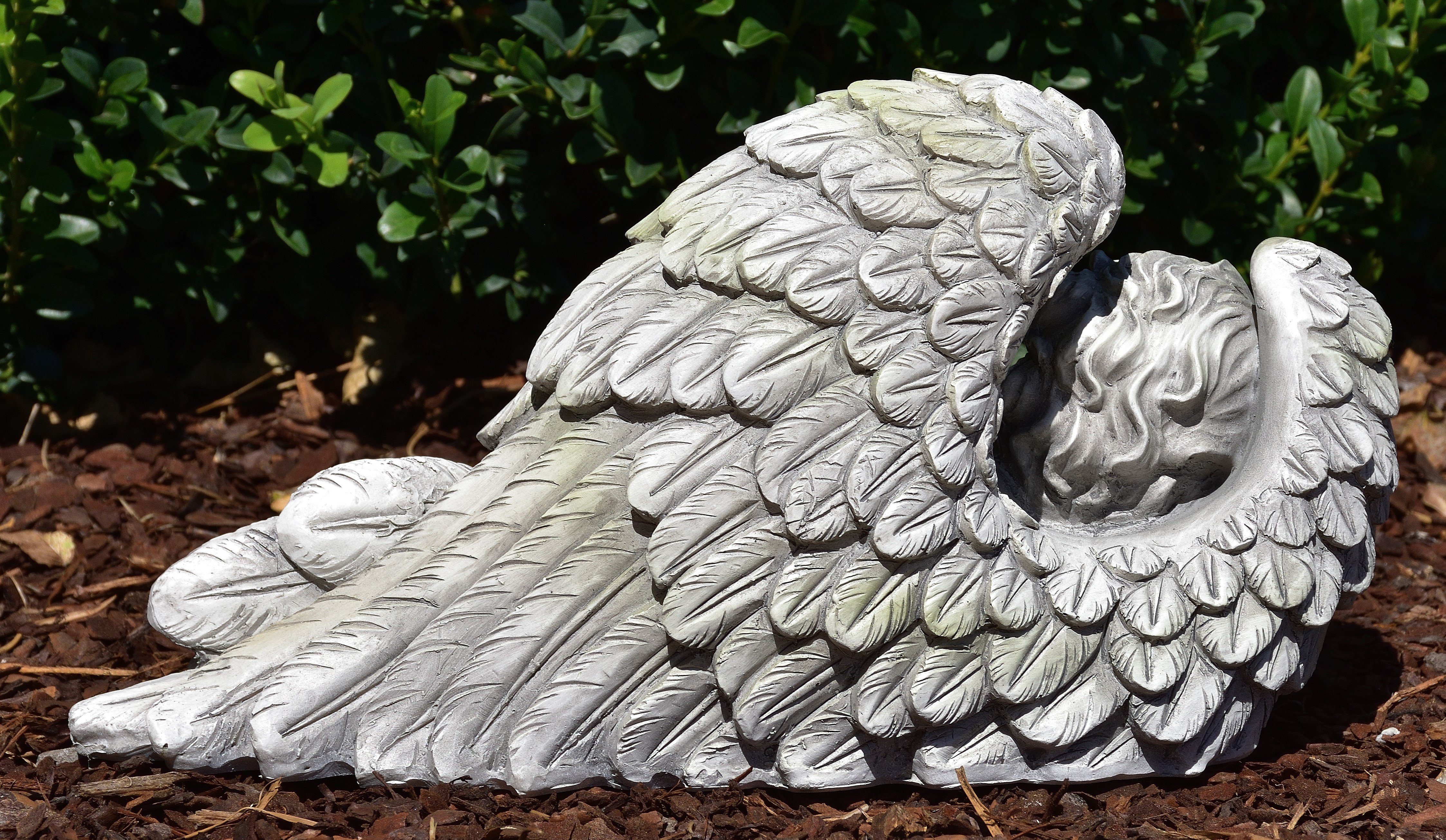 Dekofigur Grabengel Garten - Gartenfigur MystiCalls Allerheiligen Engelfigur Flügel Engel grau Engelfigur im Dekoration liegt
