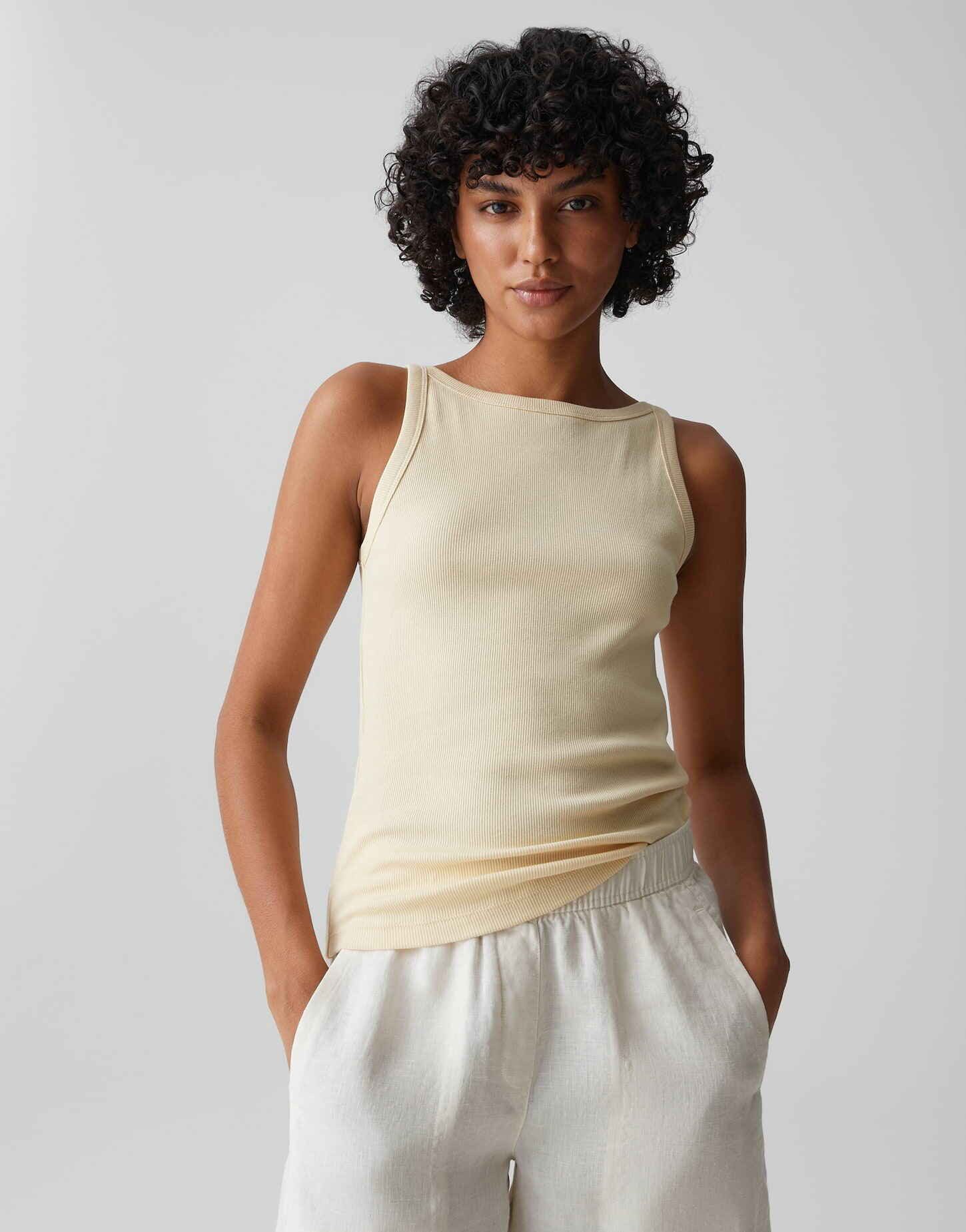 OPUS Kurzarmshirt Izli aus weichem Jersey mit Stretchkomfort Das Trägerdetail unterstreicht den sommerlichen Look