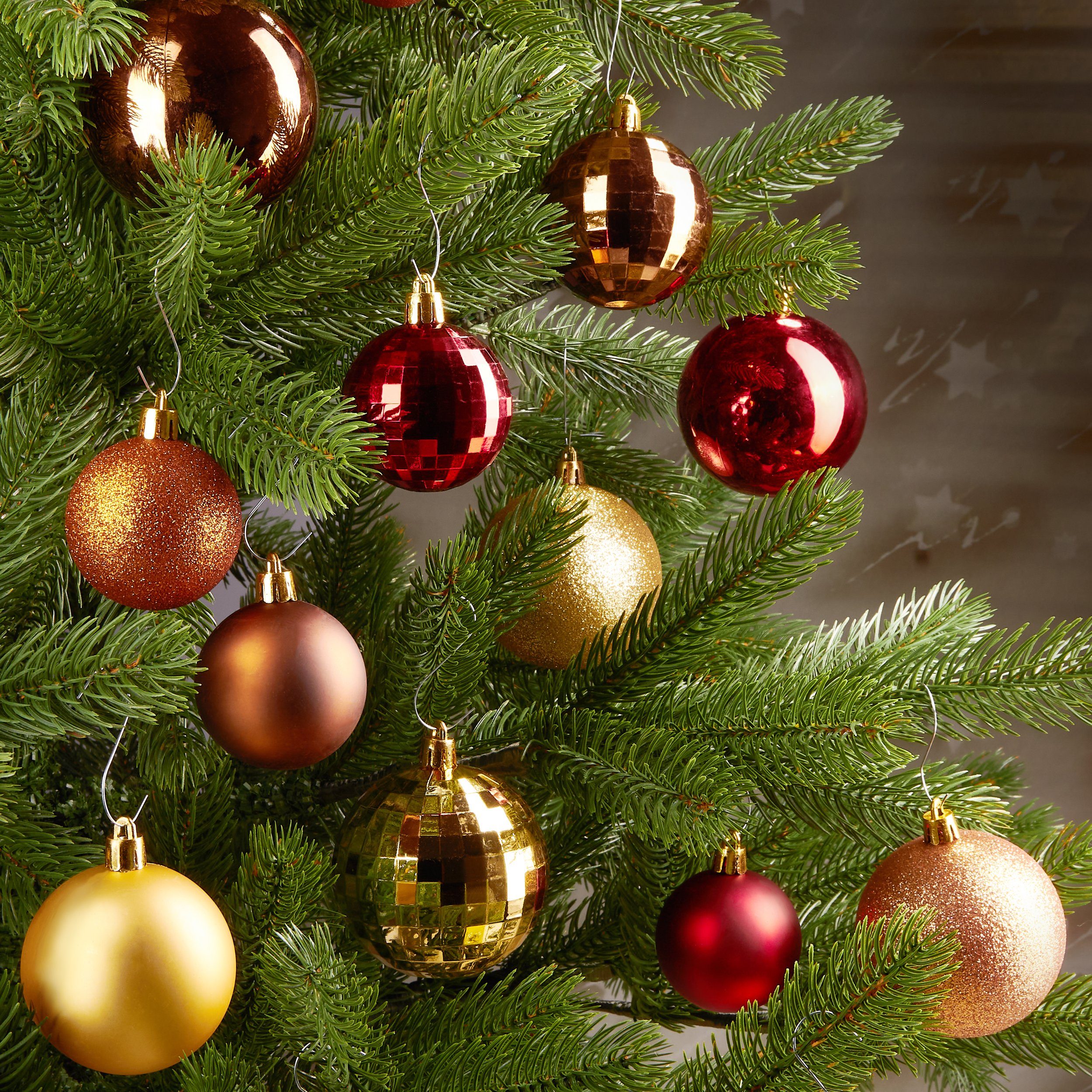 50-teiliges Gold BRUBAKER edel aus und Christbaumschmuck Weihnachtskugel-Set und Weihnachtsbaumkugel Rot, Kunststoff, robust Baumspitze, mit Braun Weihnachtsdekoration