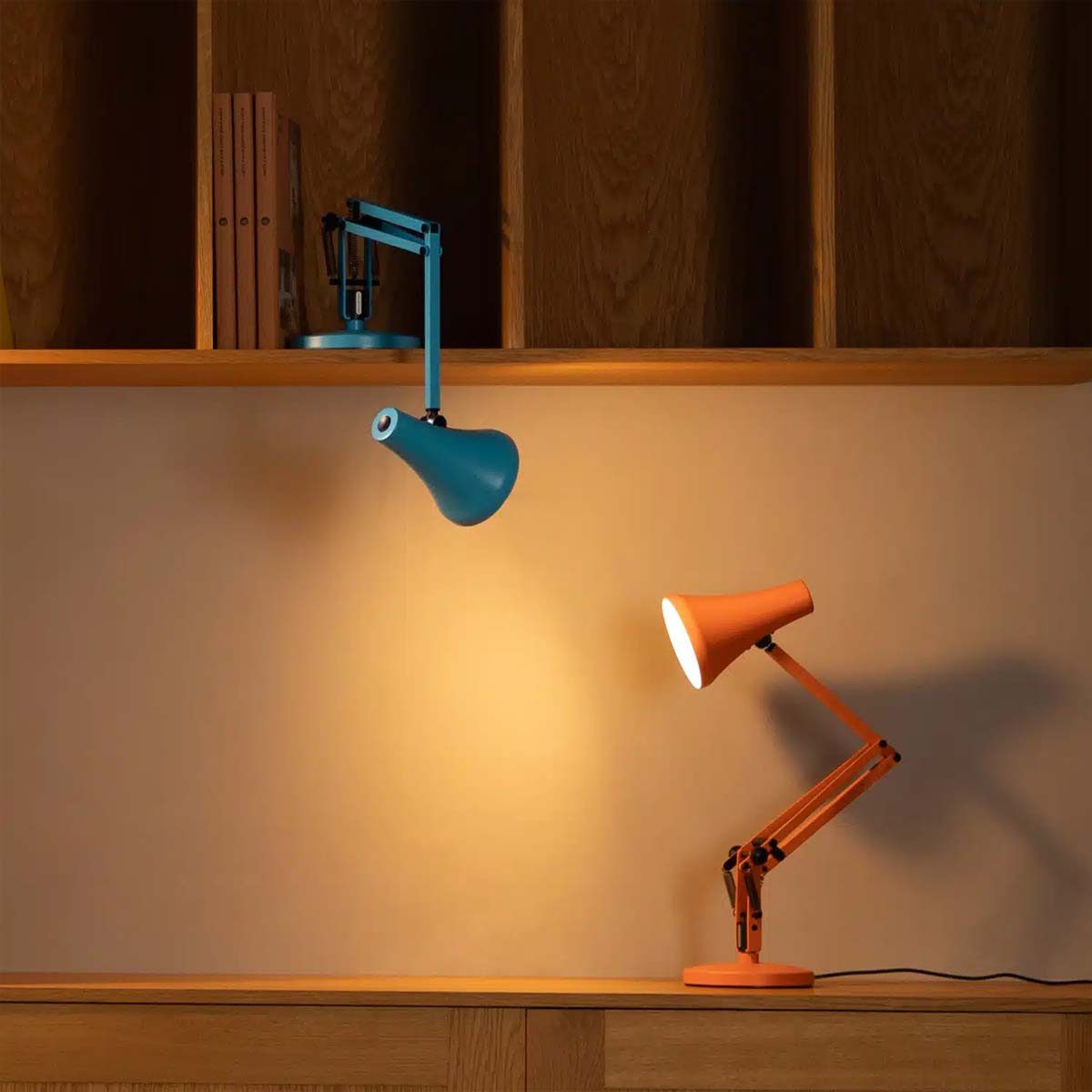 Anglepoise LED Schreibtischlampe 90 Mini LED Tischleuchte, H: 32 - 50 cm, LED fest integriert, 3000K, Flexibler Arm, LED-Leuchtmittel mit Dimmfunktion