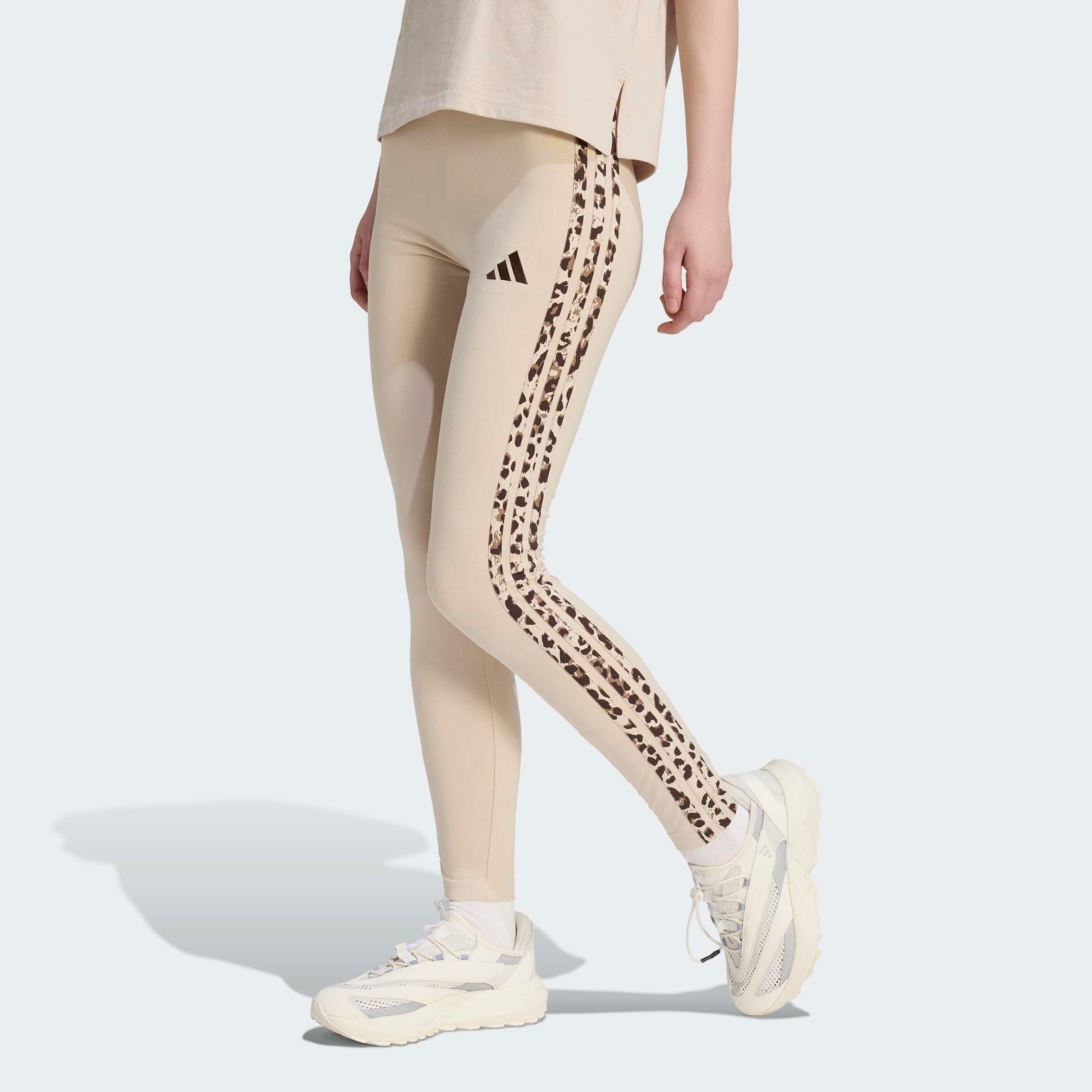 adidas Sportswear Leggings SEASONAL ESSENTIALS 3-STREIFEN, ANIMALPRINT für Erwachsene, mit sportlichem Stil, eng anliegende Passform