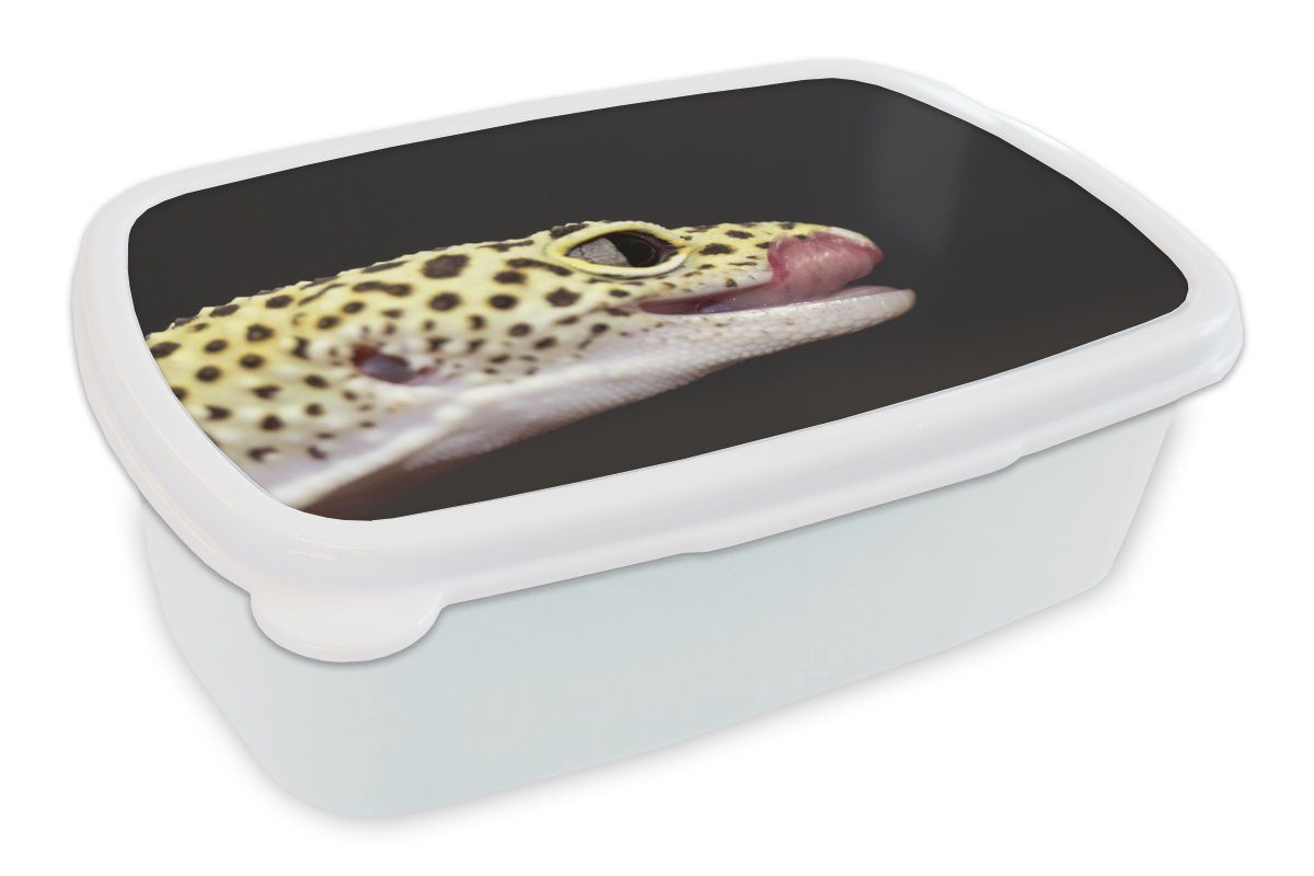 MuchoWow Lunchbox Leopardgecko auf schwarzem Hintergrund mit heraushängender Zunge, Kunststoff, (2-tlg), Brotbox für Kinder und Erwachsene, Brotdose, für Jungs und Mädchen weiß