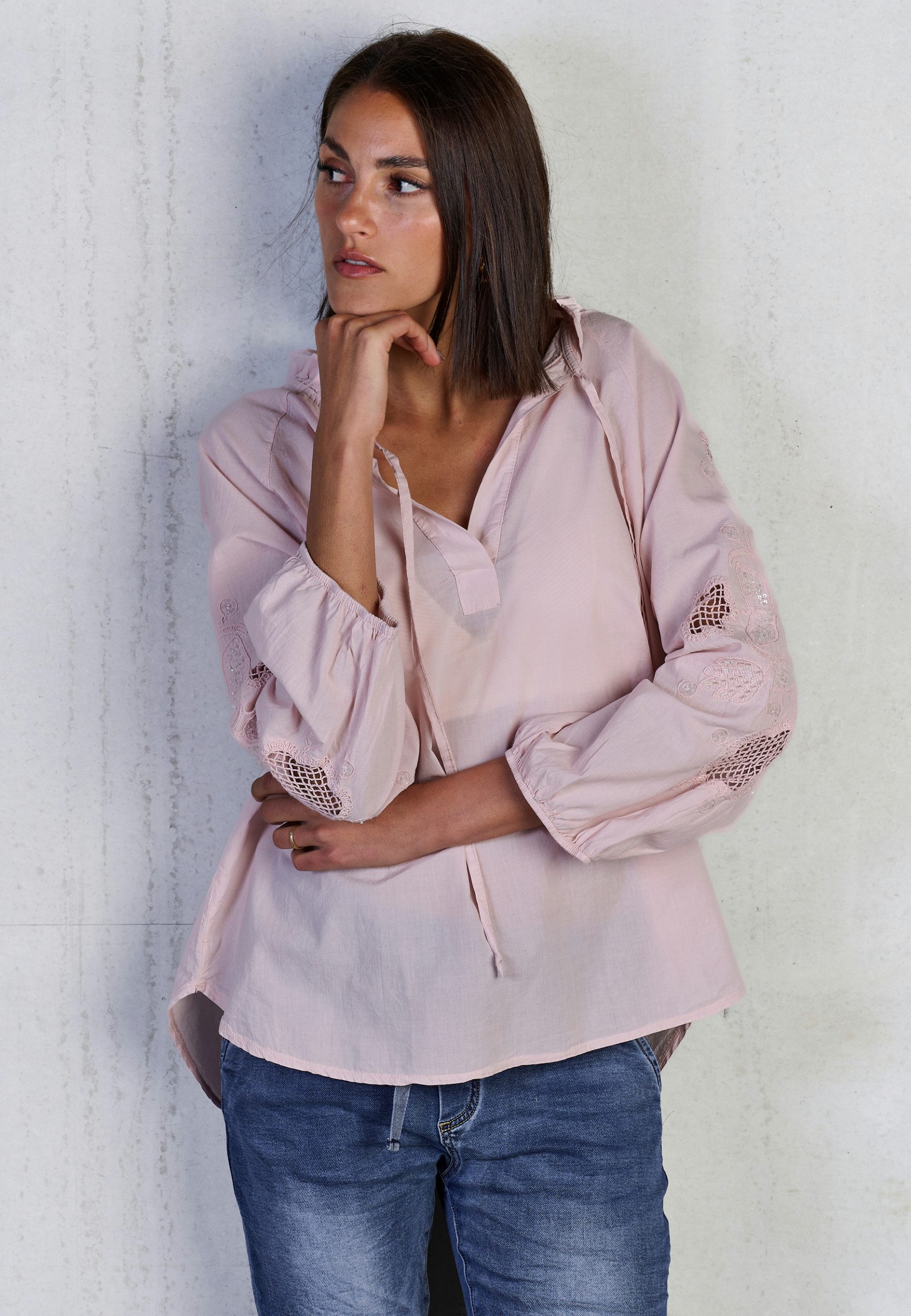 Andijamo-Fashion Langarmbluse LUNA LACE Aufwendige Stickereien mit Cut-Outs auf den Ärmeln