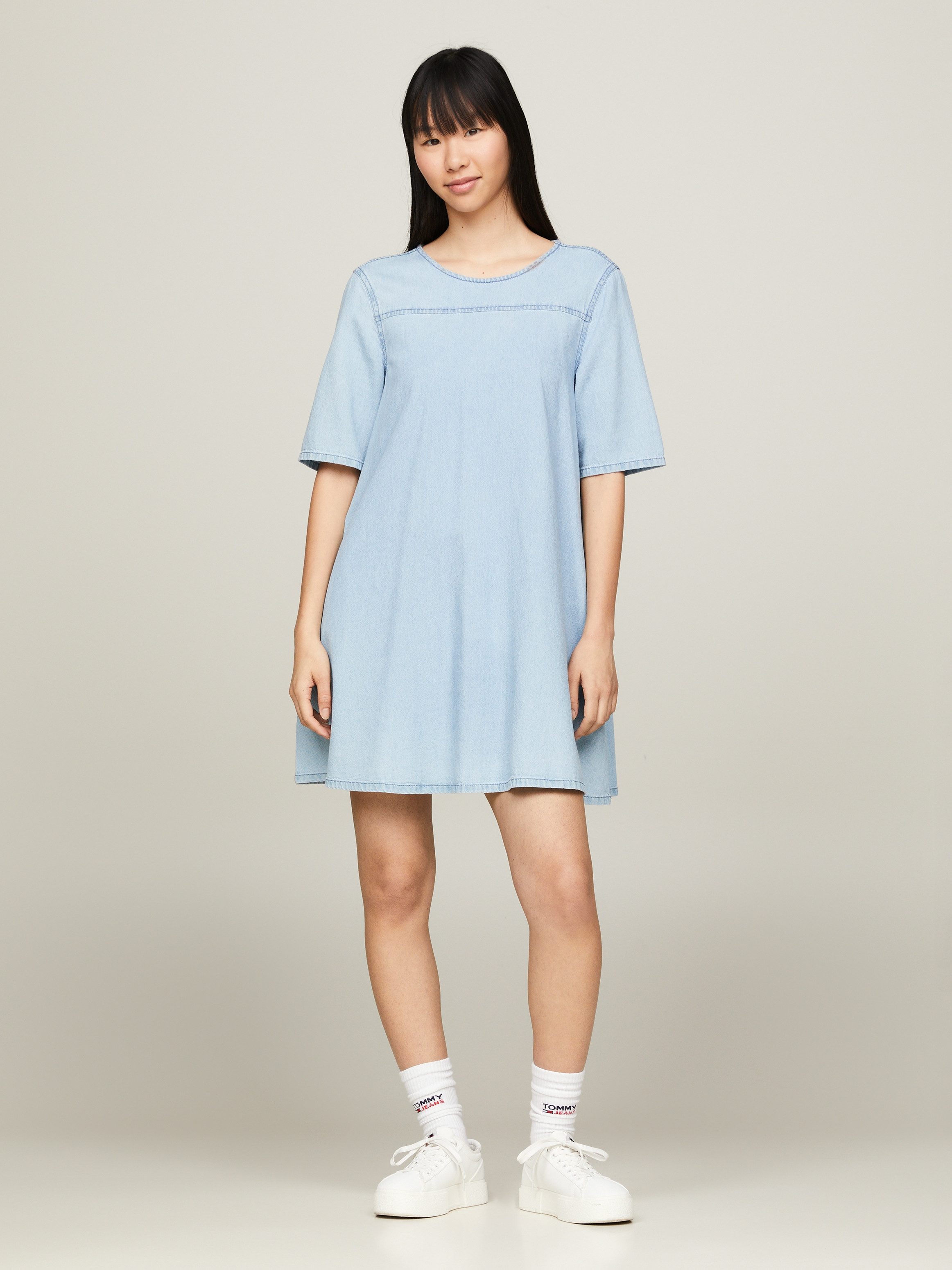 Tommy Jeans A-Linien-Kleid TJW CHAMBRAY A-LINE SS DRESS EXT mit Tommy Jeans Flagge