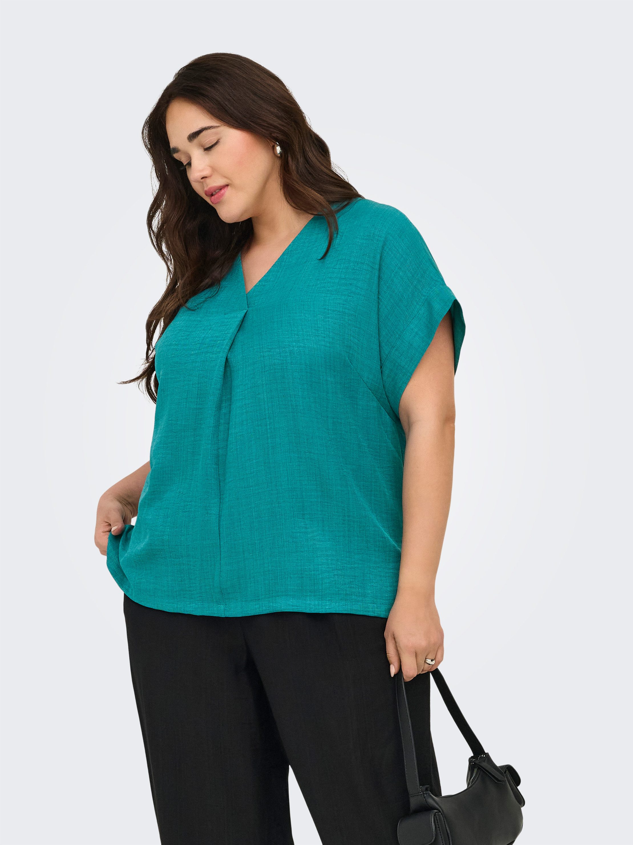 ONLY CARMAKOMA Kurzarmbluse CARBAY S/S V-NECK TOP WVN Kunstfaser, regular fit