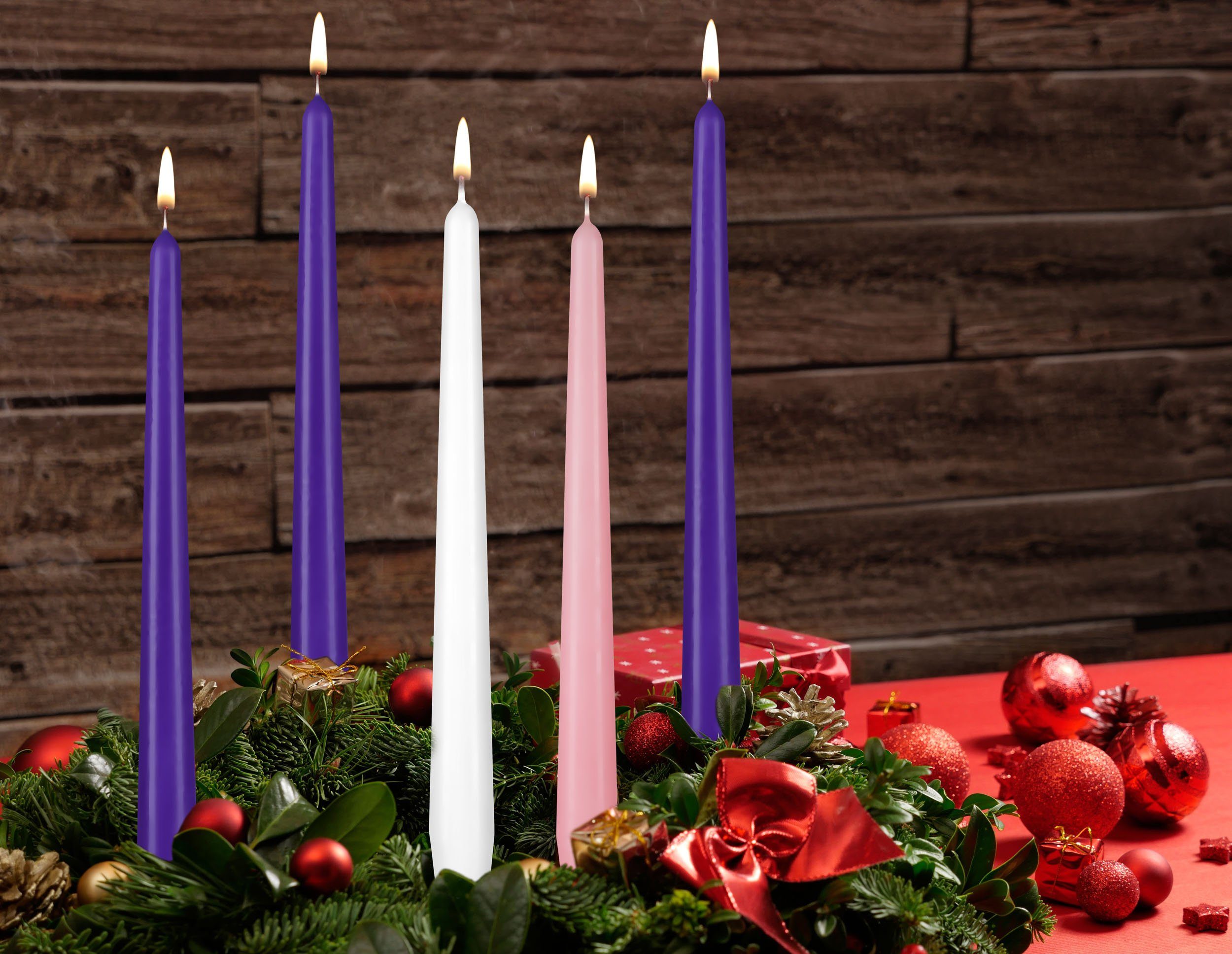BRUBAKER Adventskerze Premium Spitzkerzen für Adventskränze, Adventsgestecke (5-teiliges Adventsset, 5-tlg., Adventskerzen Set: 3x Lila, 1x Rosa und 1x Weiß), Traditionelle Weihnachtskerzen - 5 Kerzen