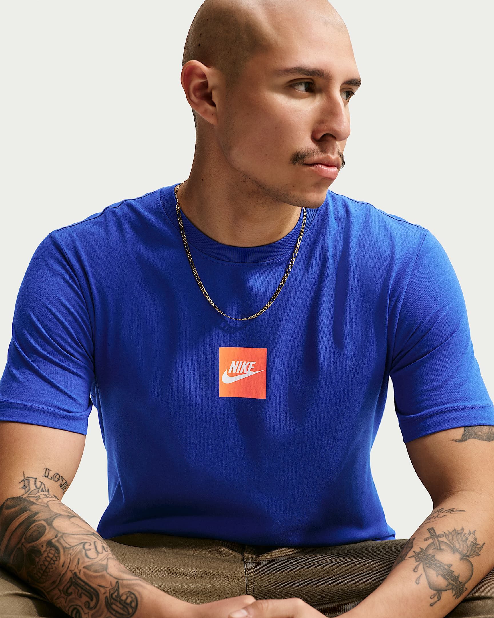 Nike T-Shirt Nike Sportswear T-Shirt mit sportlichem Rückenprint, hüftbedeckende Länge, Kurzarm, Rundhals