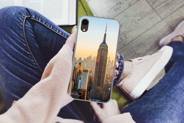 MuchoWow Handyhülle Skyline von New York bei Sonnenuntergang mit dem Empire State Building, Handyhülle Apple iPhone XR, Smartphone-Bumper, Print, Handy