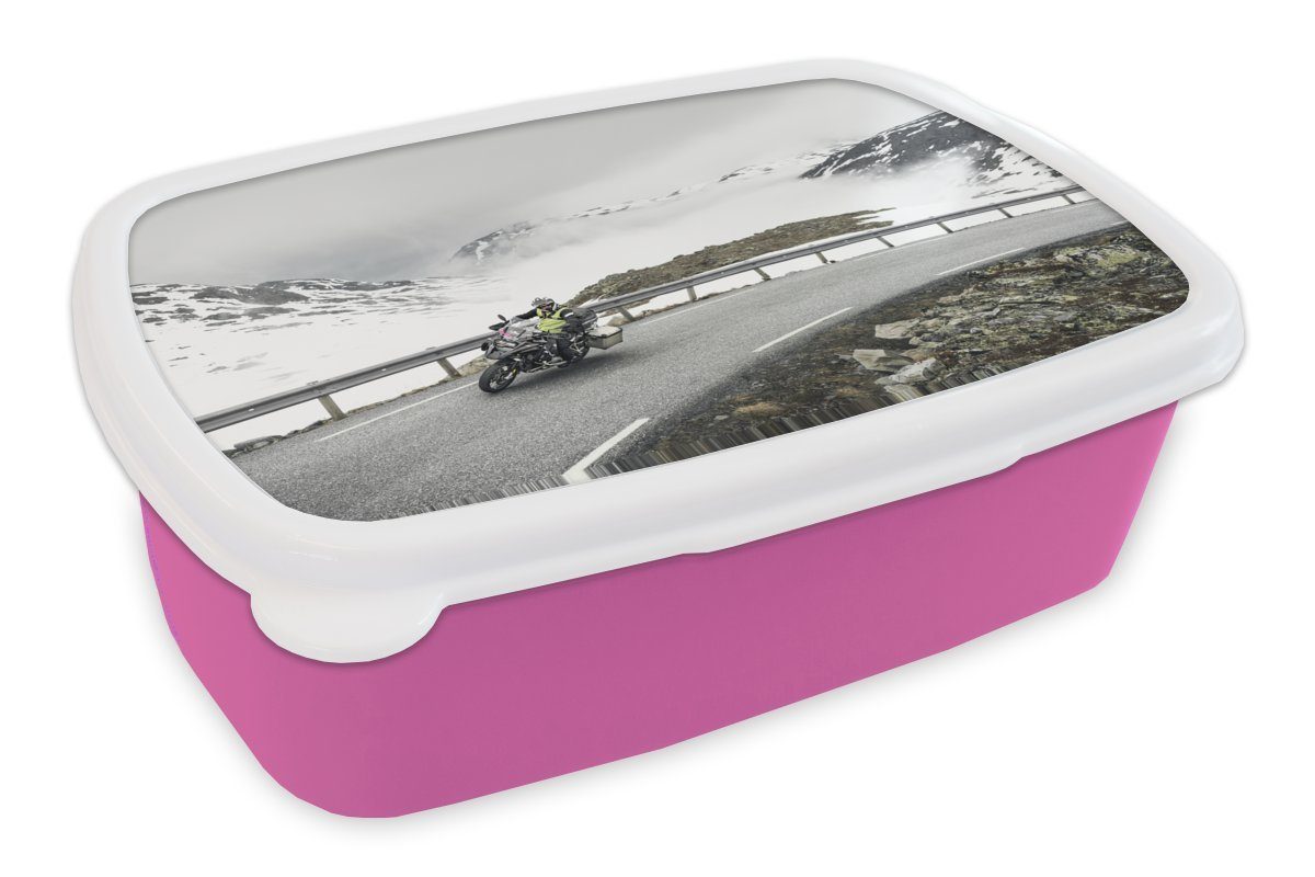 MuchoWow Lunchbox Motorradfahren in verschneiter Umgebung, Kunststoff, (2-tlg), Brotbox für Erwachsene, Brotdose Kinder, Snackbox, Mädchen, Kunststoff rosa