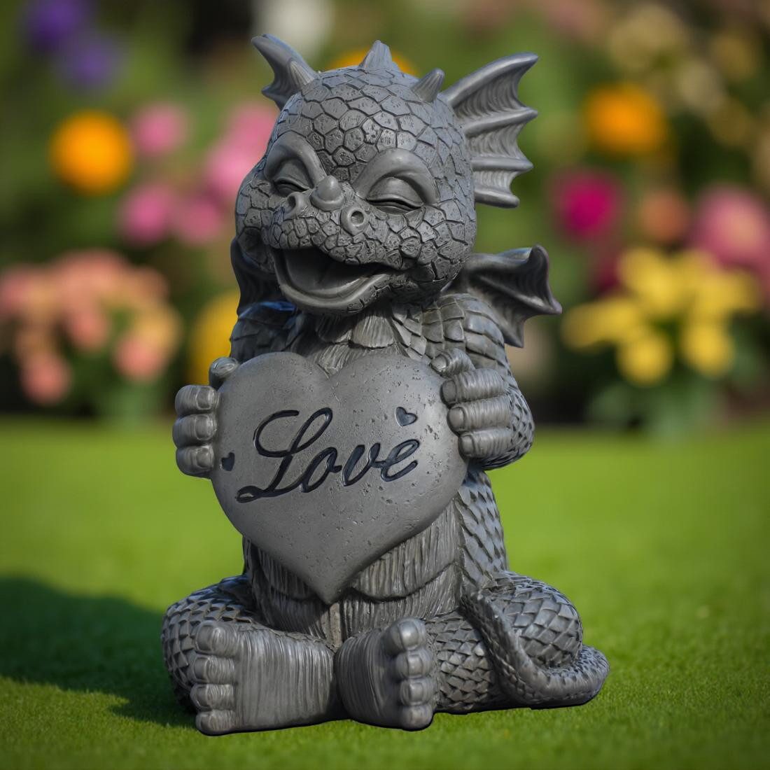 MystiCalls Gartenfigur Gartendrache - Modell Love - Dekofigur, (Einzelartikel, 1 St), Für Drinnen und Draußen, wetterfest, nicht frostfest