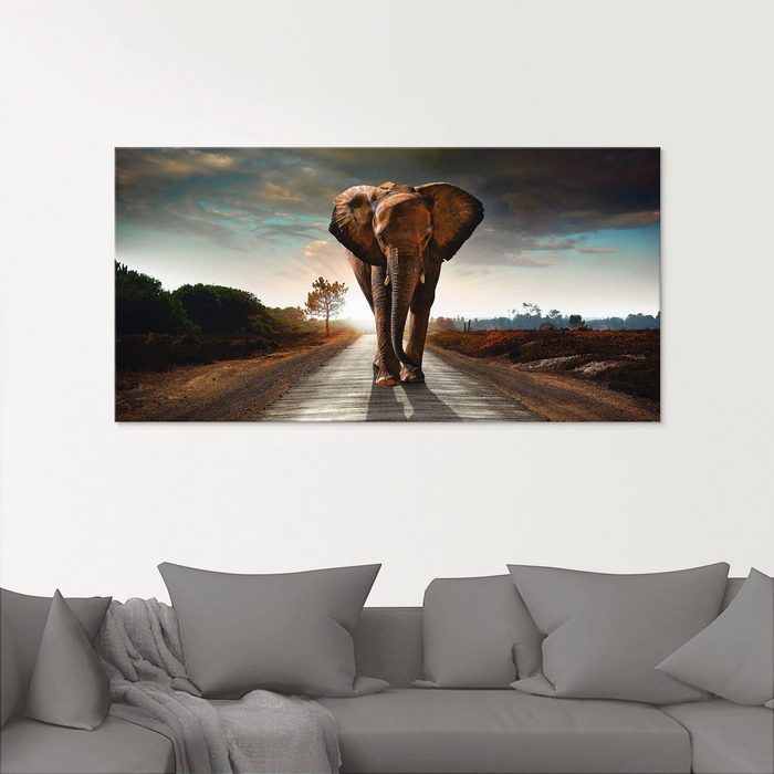 Artland Glasbild Ein Elefant läuft auf der Straße Wildtiere (1 St) in verschiedenen Größen