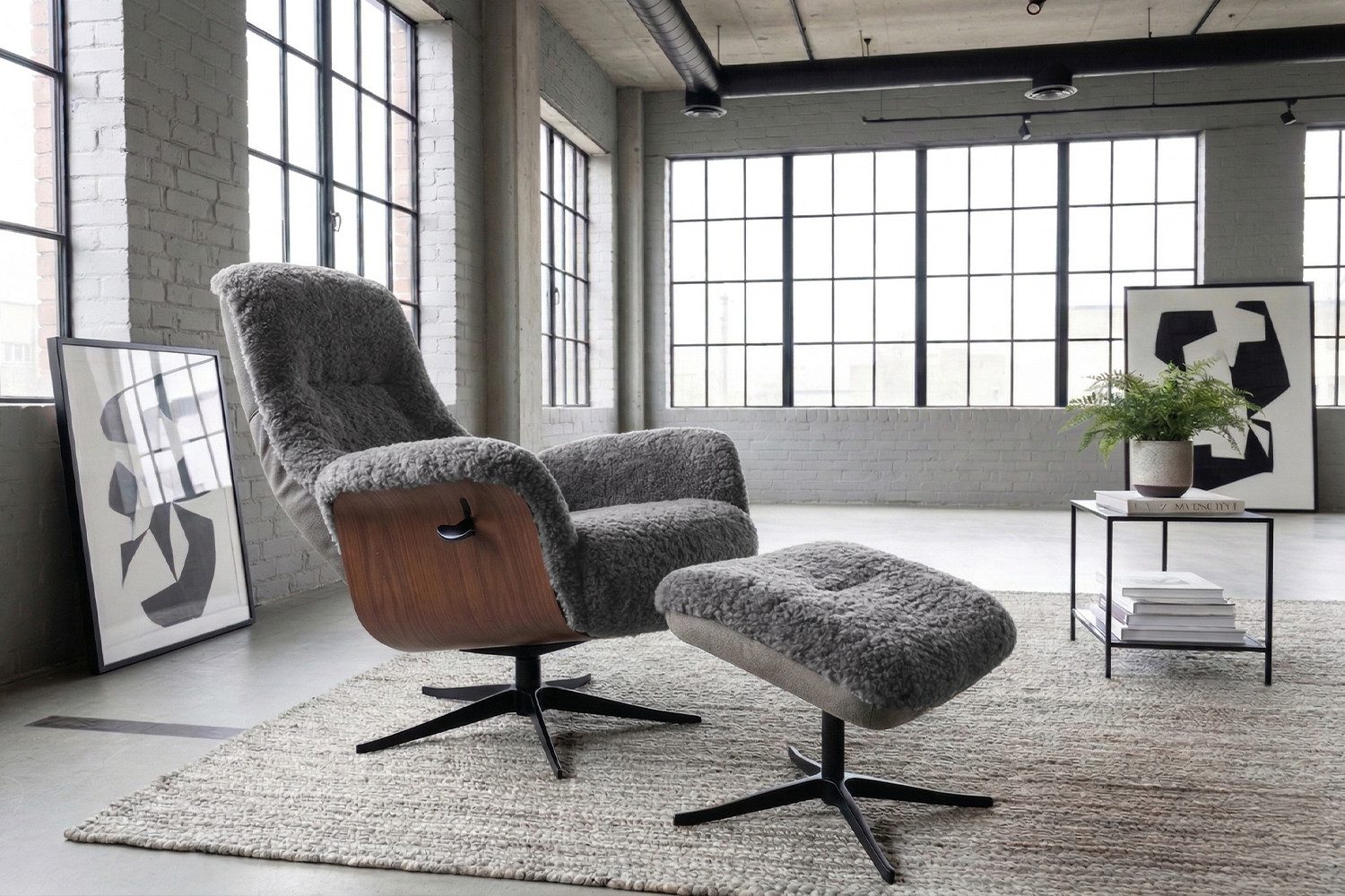 KAWOLA Relaxsessel SILVA Schaffell hellgrau Komfort Drehsessel – Bequem, 360° drehbar, Relaxfunktion, Kopfstütze, inklusive Fußhocker