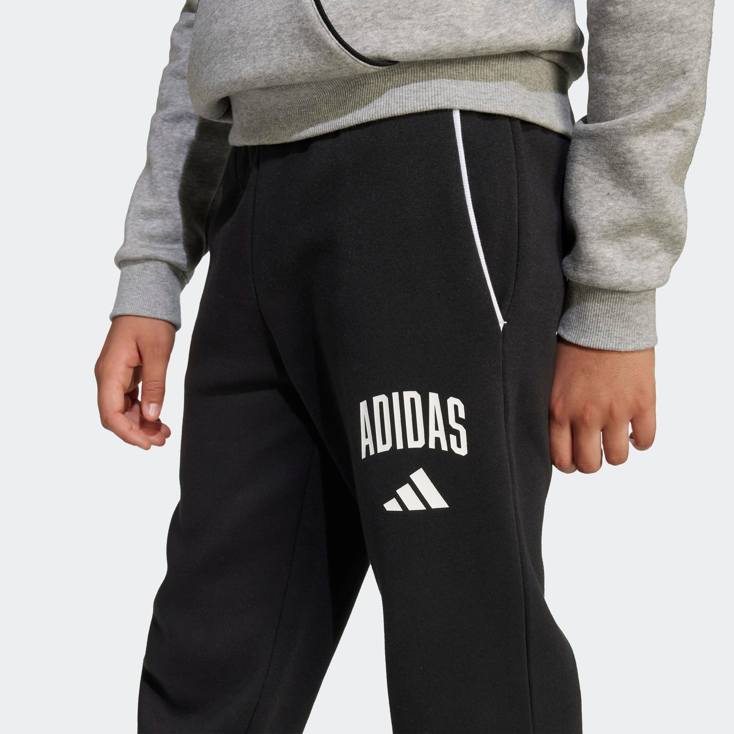 adidas Sportswear Sporthose SAISON ESSENTIALS COLLEGE TYPOGRAPHIE KINDER für Kinder und Teens, sportlicher Stil, mit Seitentaschen