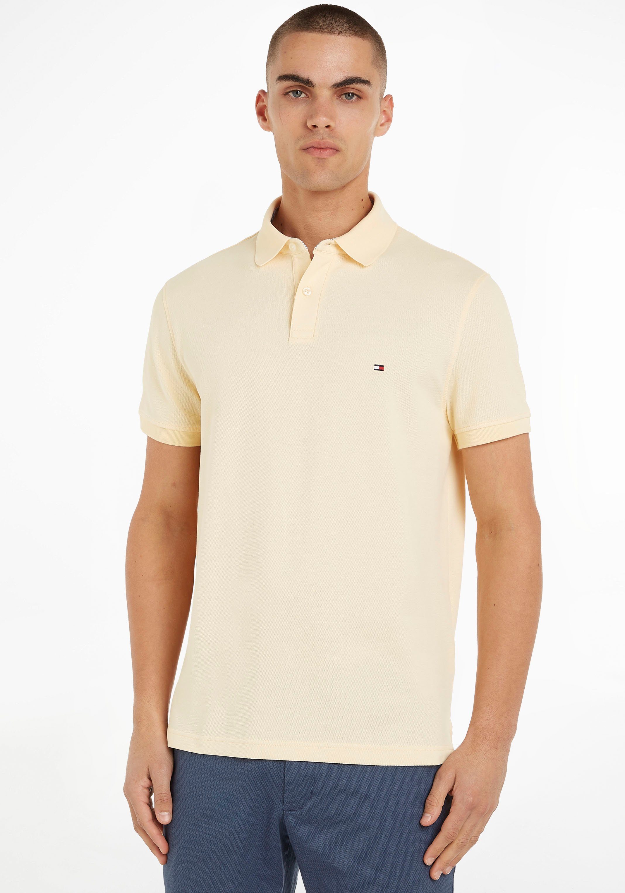 Hilfiger innen Tommy Hilfiger Kragen 1985 Kontraststreifen am Tommy Buttermilk POLO mit Poloshirt REGULAR