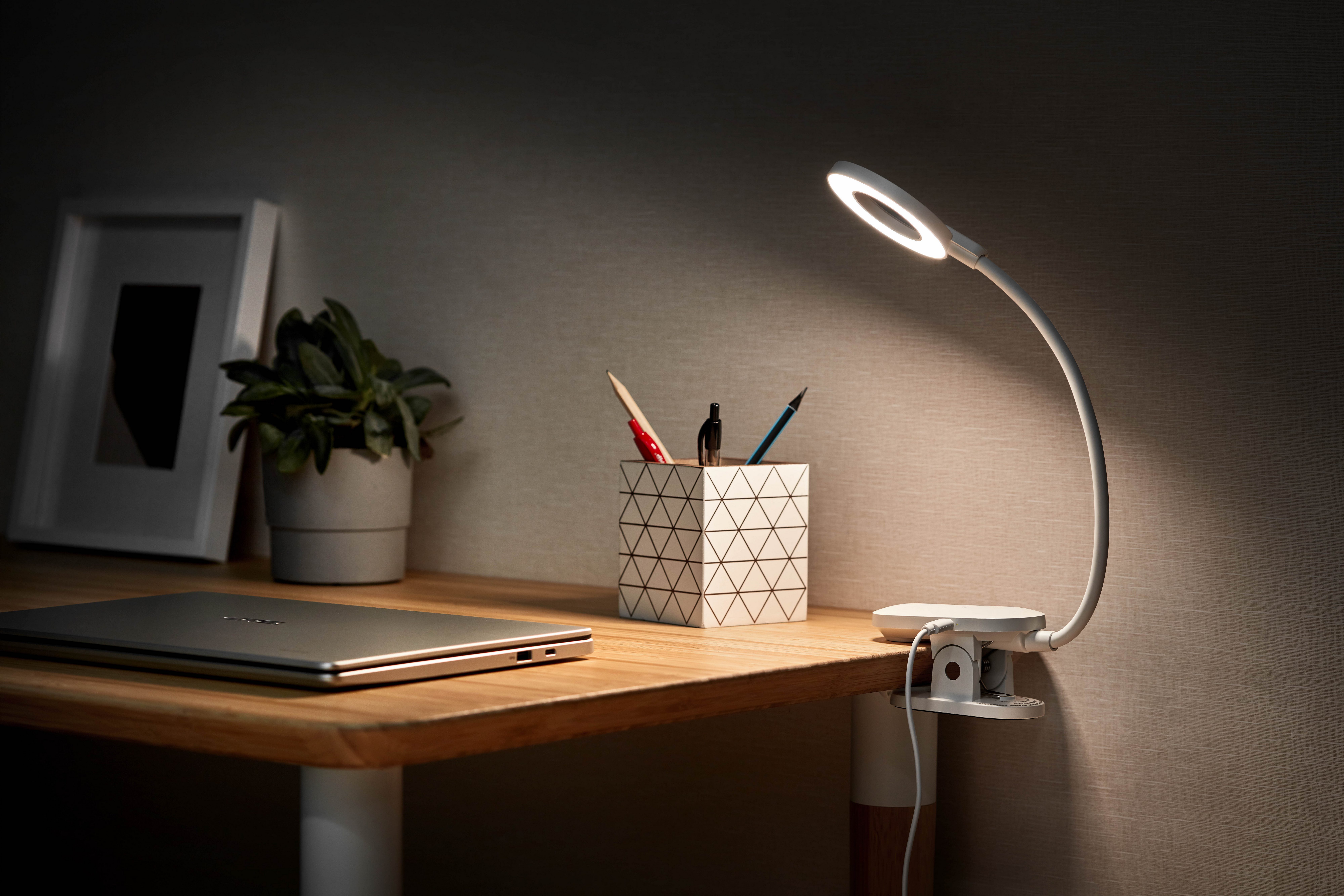 Philips LED Schreibtischlampe Forys 5W, 4000K, 200 Lumen, mit Clip, Akku, Touchdim, weiss, Dimmfunktion, USB-Ladefunktion, mehrere Helligkeitsstufen, LED fest integriert, Neutralweiß