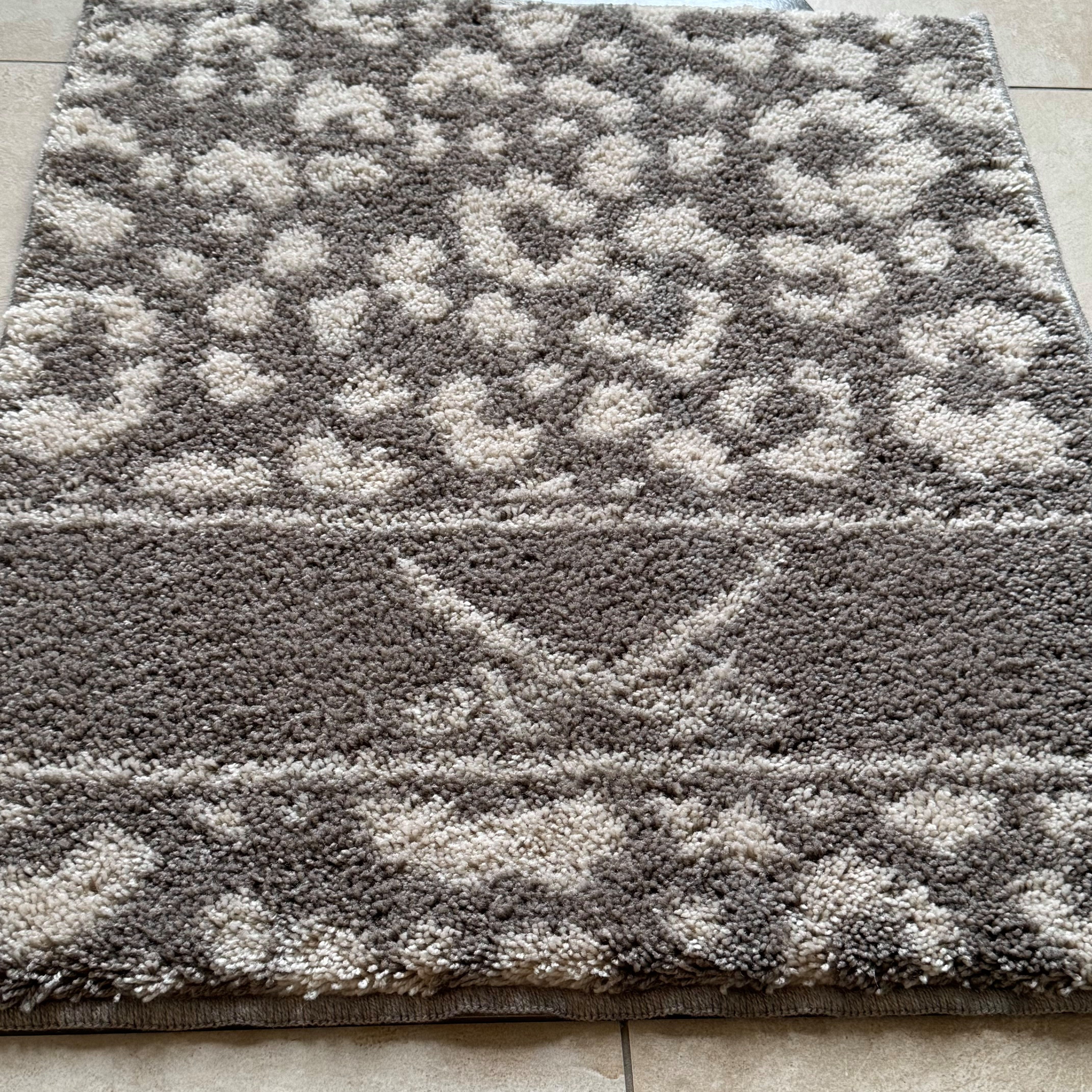 Sansibar Sylt Badematte Badteppich „Leo“ stilvoller Badvorleger mit Leopardenmuster, Höhe 20 mm, rutschhemmend beschichtet, für Fußbodenheizung geeignet, weich, Sansibar-Logo, pflegeleicht, schnell trocknend, Polyester, rechteckig, hoher Komfort durch weichen Flor, langlebig