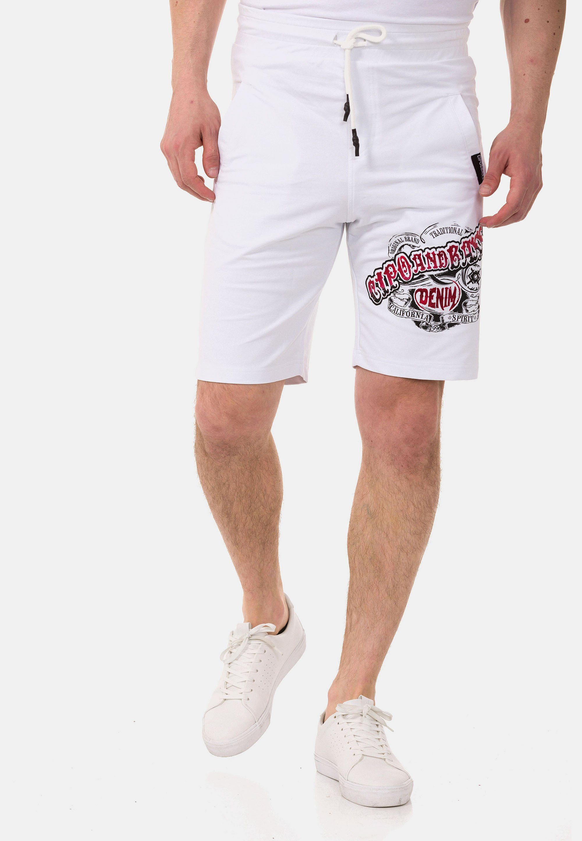 Cipo & Baxx Shorts mit coolem Marken-Element am Bein weiß